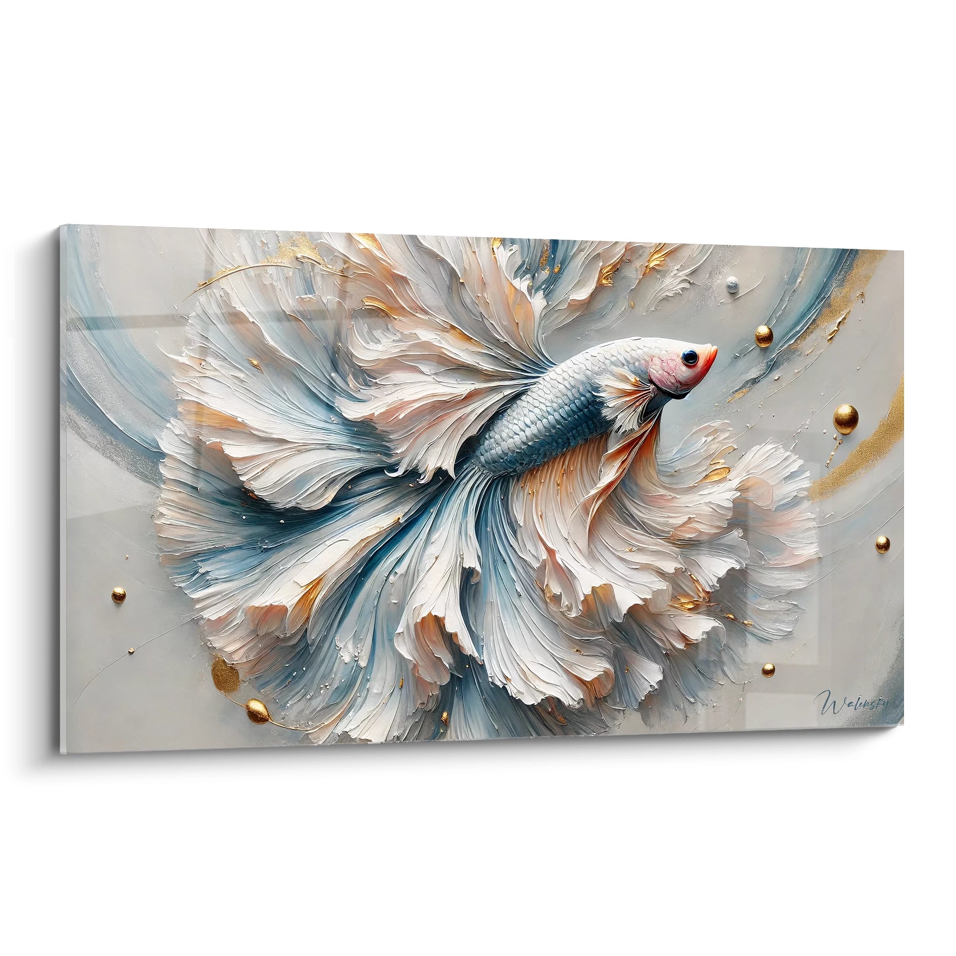 tableau poisson betta vu de biais, représentant un poisson majestueux aux nageoires élégantes. Les couleurs bleu, blanc et or capturent la beauté naturelle du betta dans un style abstrait moderne.

