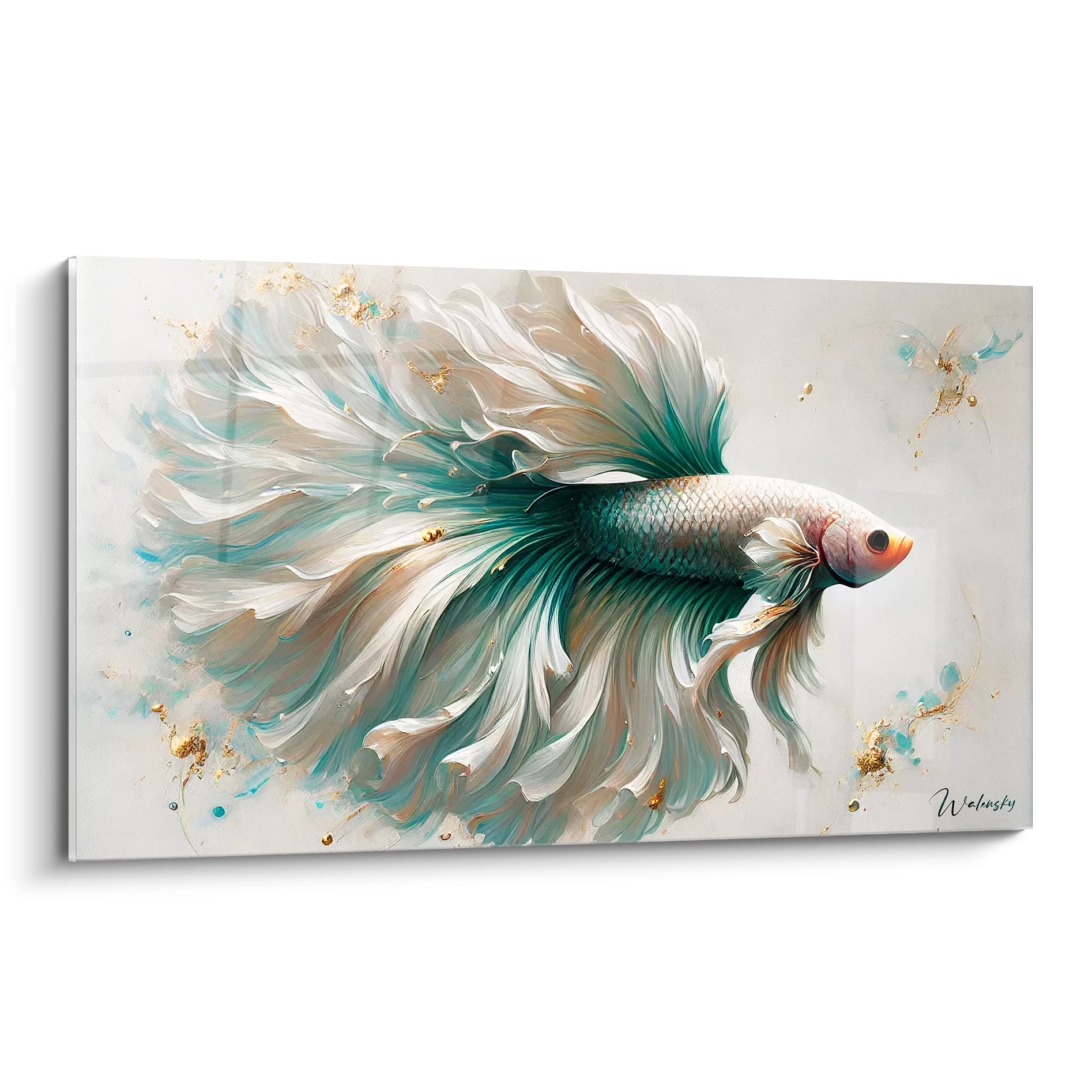 Tableau poisson betta avec nuances de vert, blanc et touches d'or. Vue de biais pour apprécier la fluidité des nageoires et la beauté naturelle du poisson. Ideal pour une decoration artistique contemporaine.

