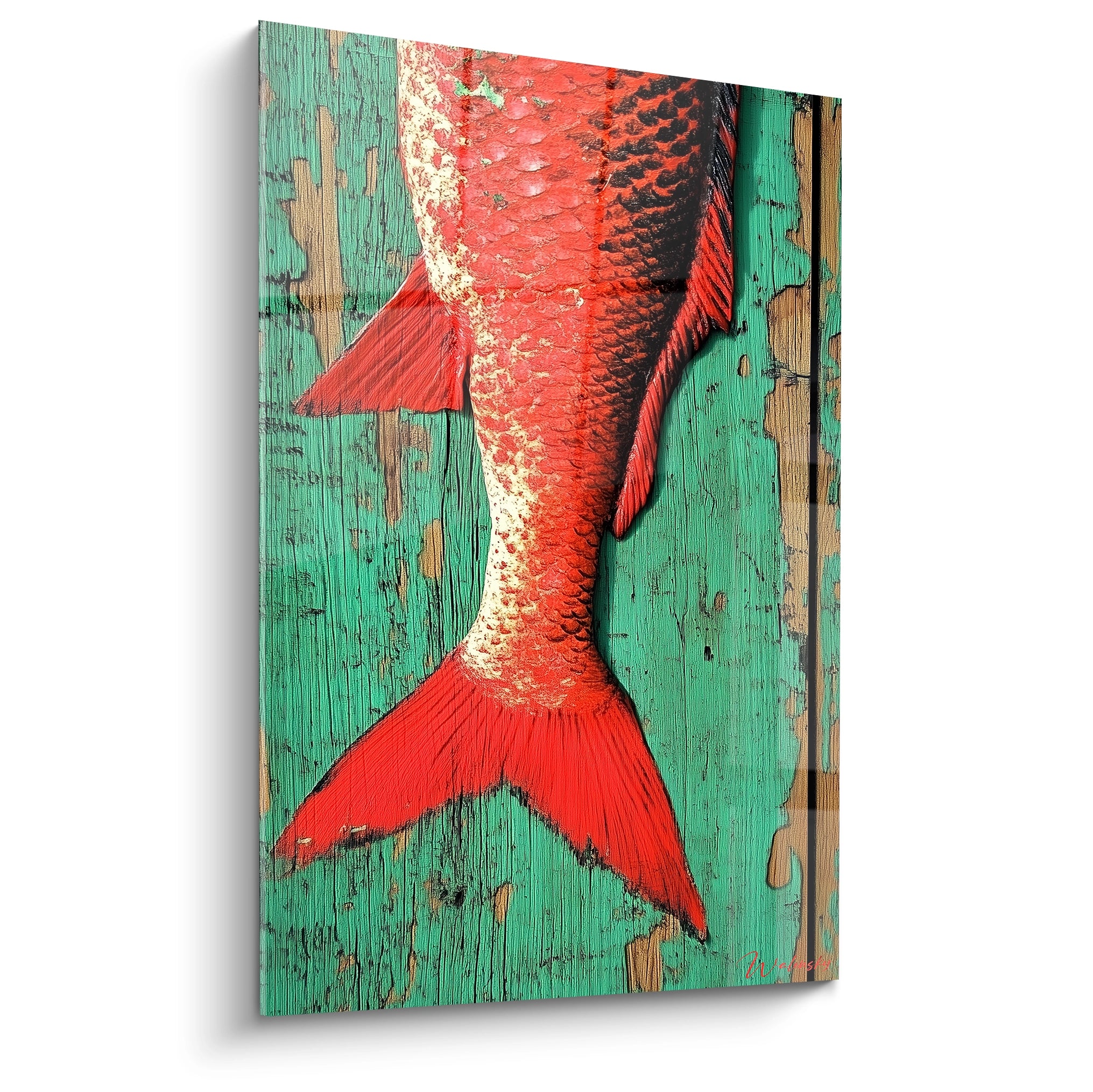 Un tableau poisson représentant un poisson rouge vif sur un fond en bois texturé vert turquoise, avec des écailles détaillées et une patine vieillie apportant du relief.

