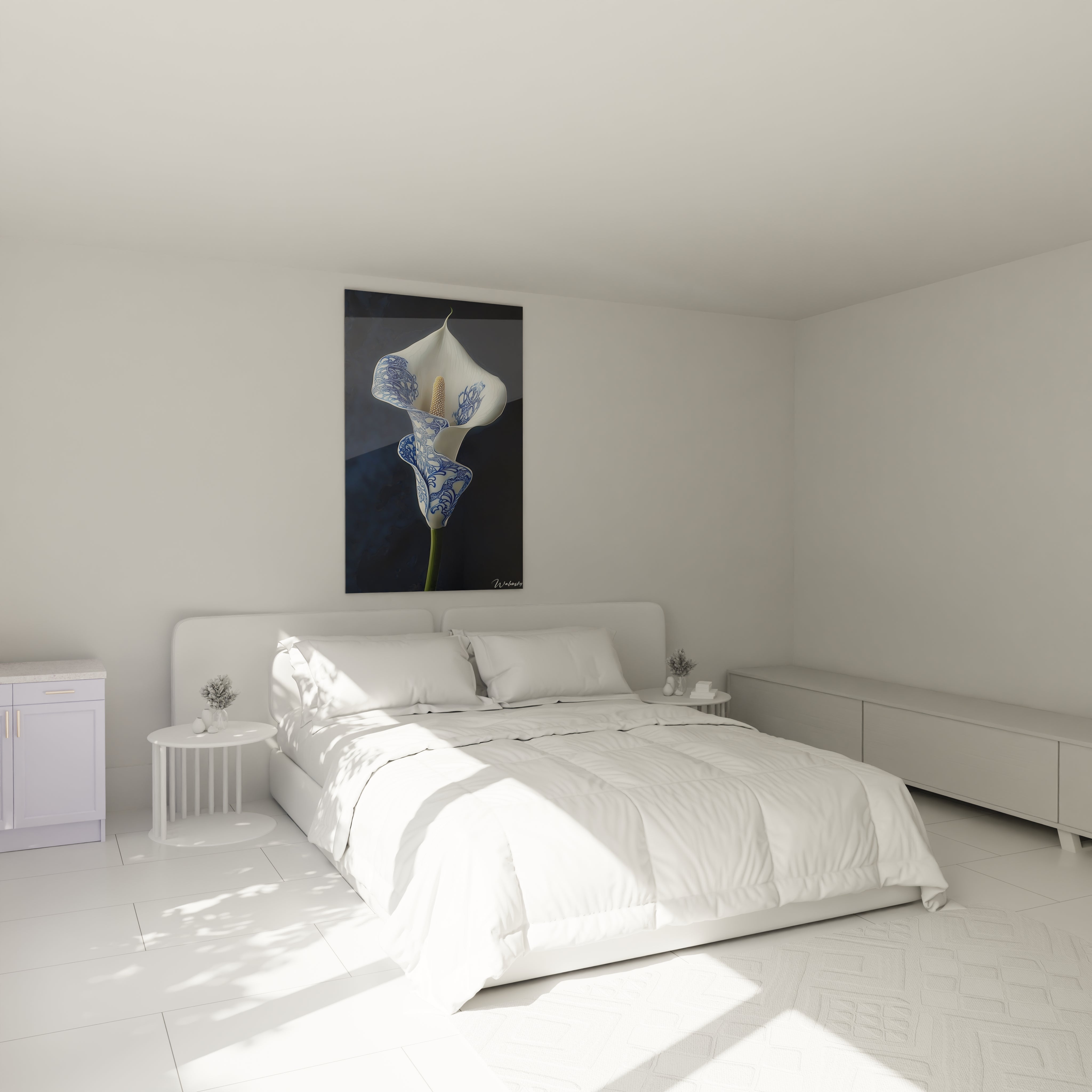 Un tableau porcelaine fleur montrant une élégante calla aux courbes fluides, décorée de motifs bleus intricats sur sa surface blanche immaculée. Le contraste entre le blanc nacré, le bleu profond et le cœur doré crée une composition raffinée et équilibrée.
