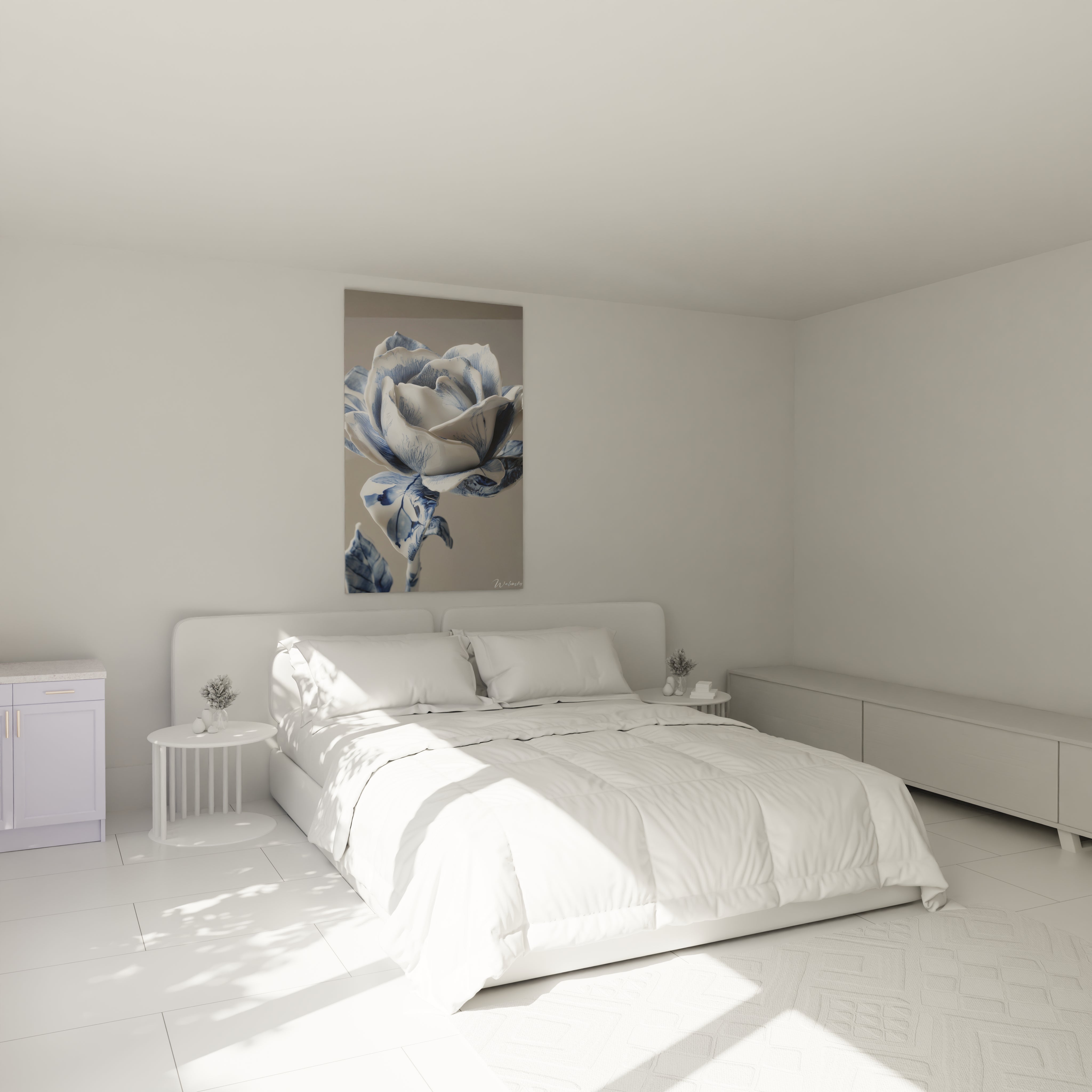 Tableau porcelaine d'une rose stylisée en blanc et bleu, montrant des pétales incurvés aux nervures détaillées. La surface lustrée capture la lumière, révélant les nuances subtiles entre le blanc éclatant et le bleu profond.
