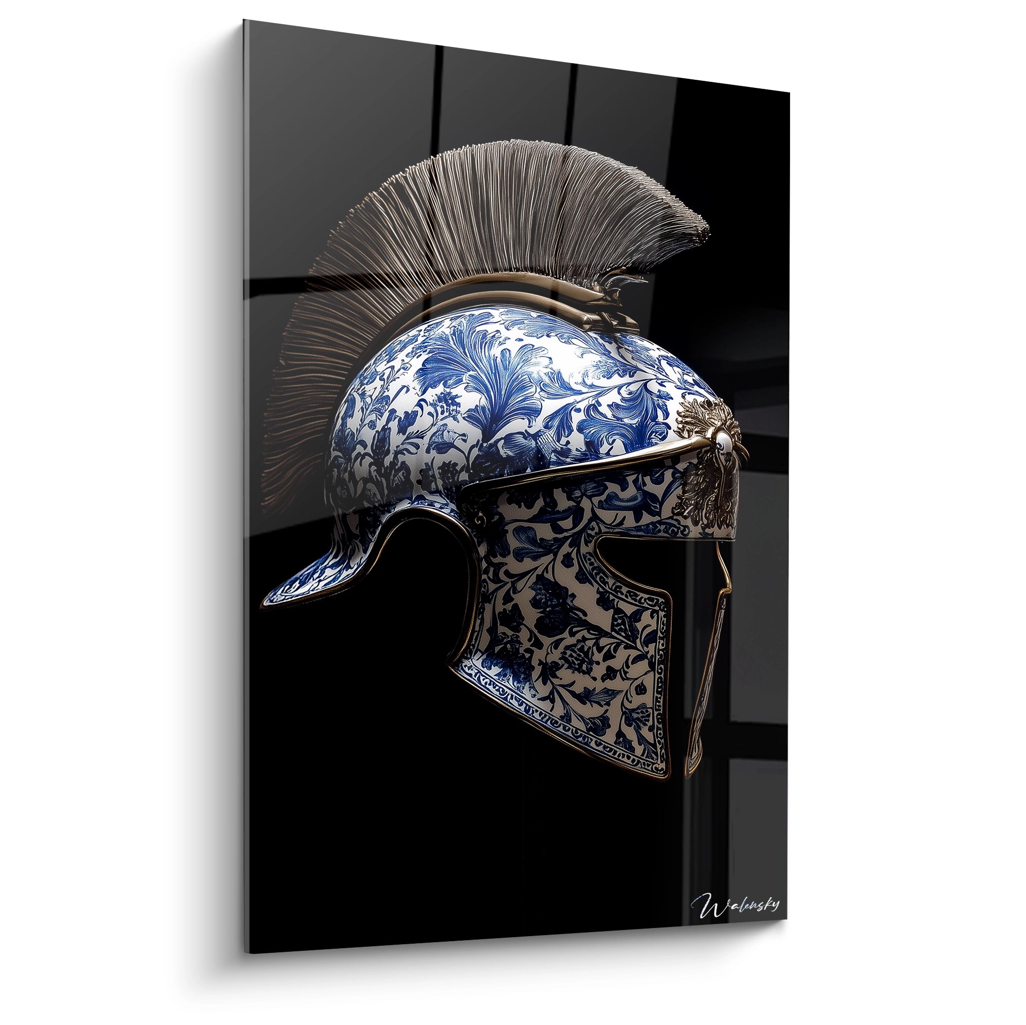 Un tableau casque porcelaine représentant un casque corinthien orné de motifs bleus et blancs floraux sur fond noir. Les détails incluent une crête brun doré, des bordures métalliques dorées et une surface émaillée brillante avec des décorations végétales délicates.
