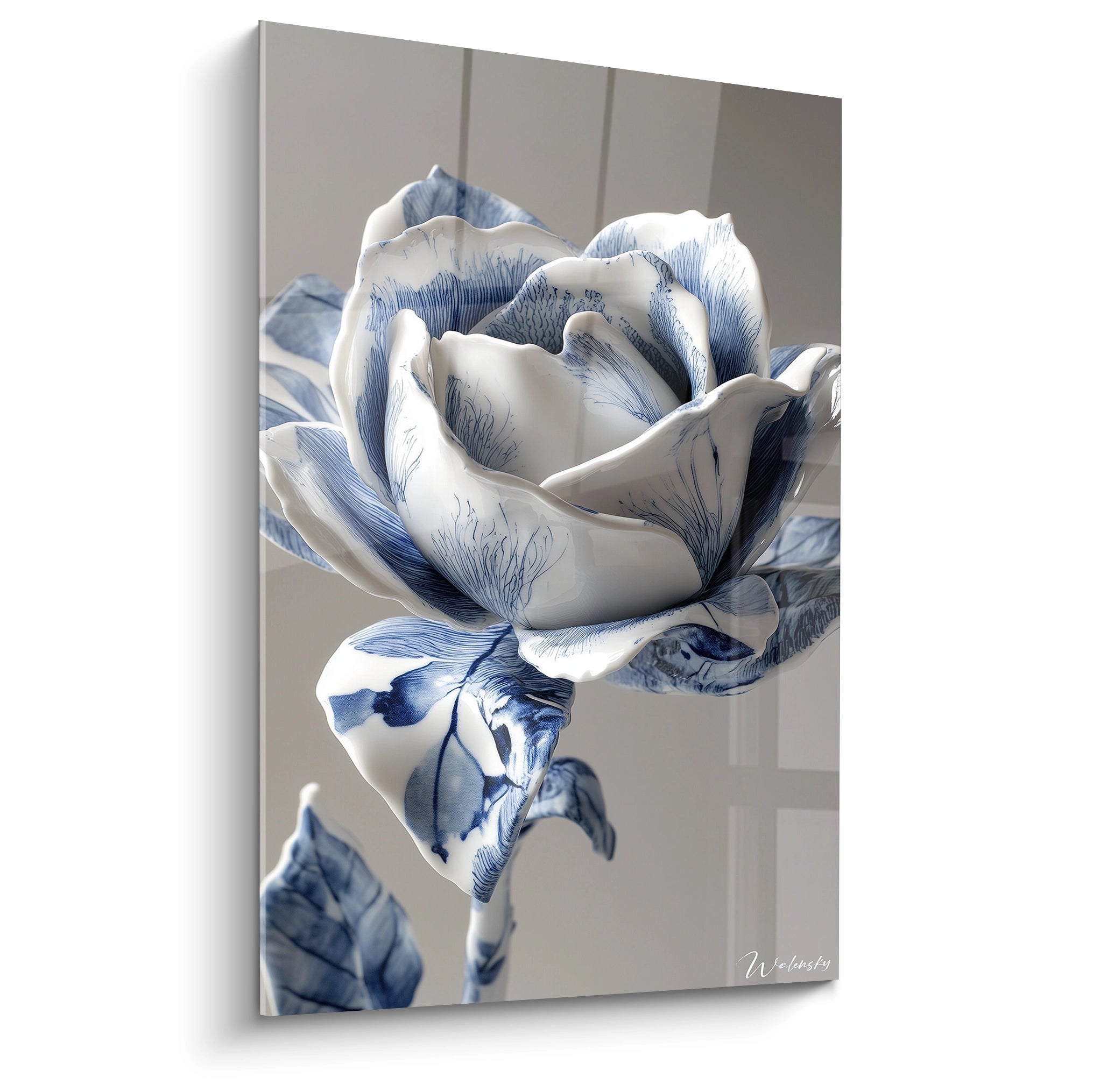 Un tableau porcelaine représentant une fleur aux pétales blancs délicats ornés de fines lignes bleues indigo. La texture lisse et brillante évoque la céramique fine avec des détails minutieux sur chaque pétale et feuille.
