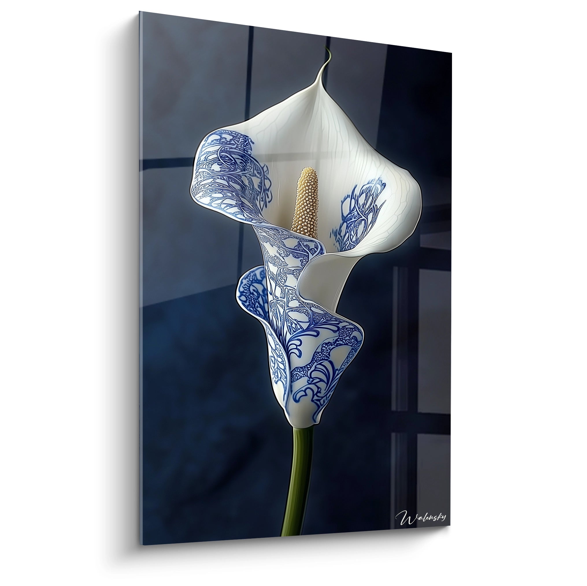 Un tableau porcelaine calla représentant une fleur de calla blanche ornée de motifs bleus délicats, avec un pistil doré au centre. Les détails peints en bleu cobalt sur fond blanc évoquent la céramique fine sur un arrière-plan bleu marine profond.
