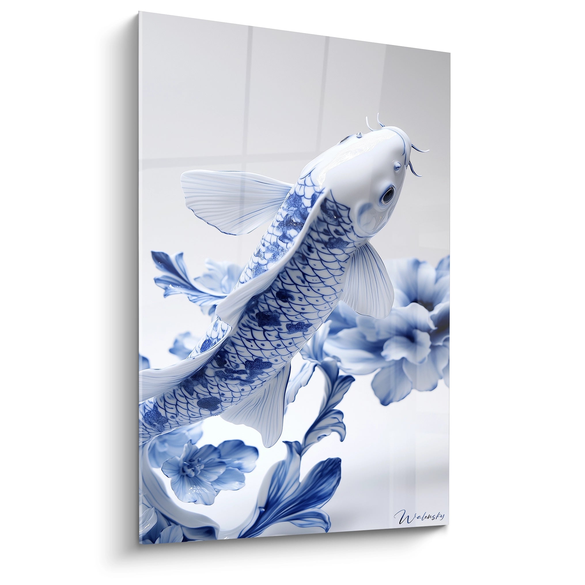 Un tableau porcelaine poisson représentant un koï bleu et blanc, sculpté avec des détails minutieux d'écailles et nageoires translucides. L'œuvre présente des motifs floraux bleus sur fond blanc immaculé avec une surface brillante et texturée.
