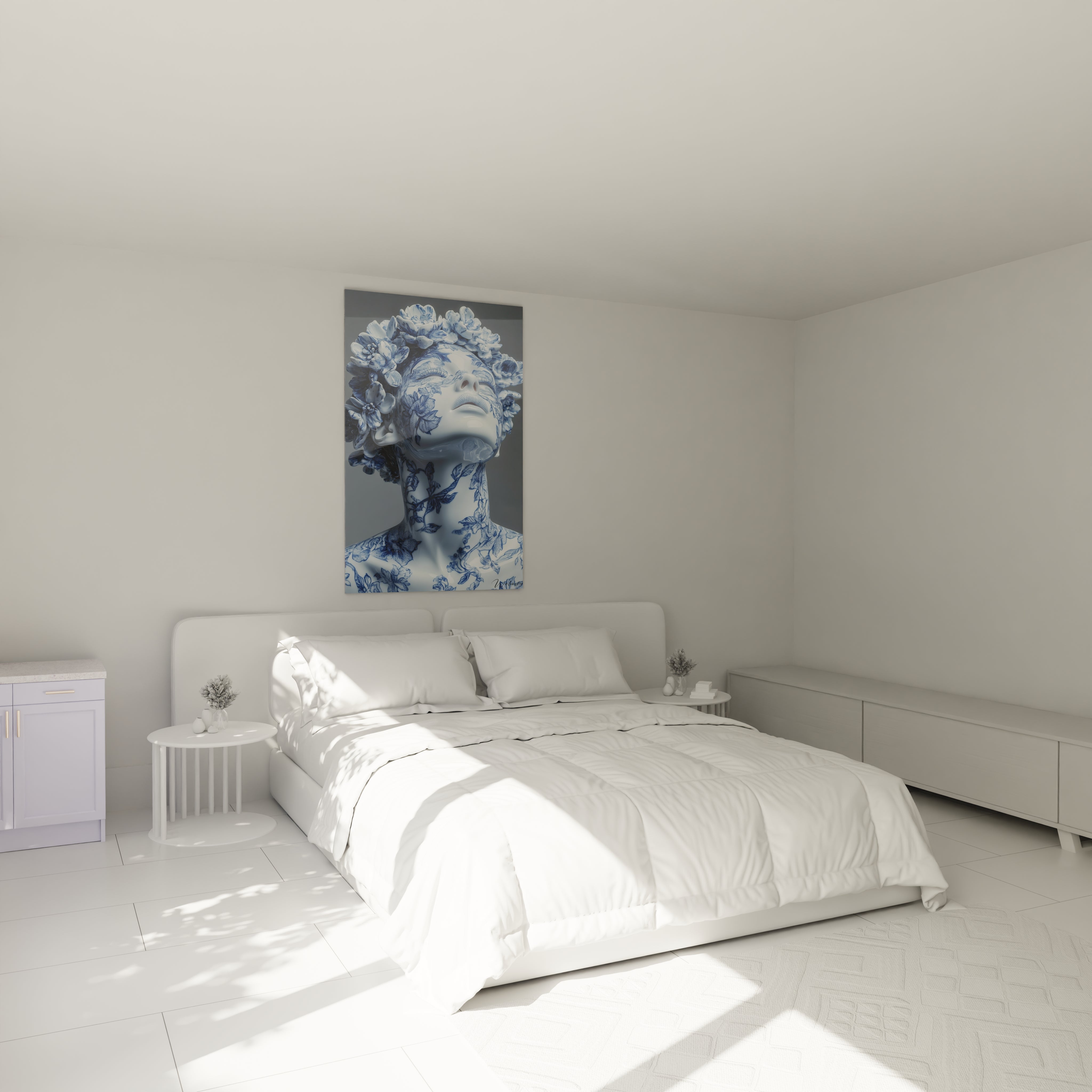 Un tableau porcelaine représentant une figure féminine au visage levé et aux yeux clos, décorée de motifs floraux bleus sur surface blanche nacrée. Des fleurs tridimensionnelles blanches et bleues entourent la tête, créant un contraste saisissant entre surfaces lisses et texturées.
