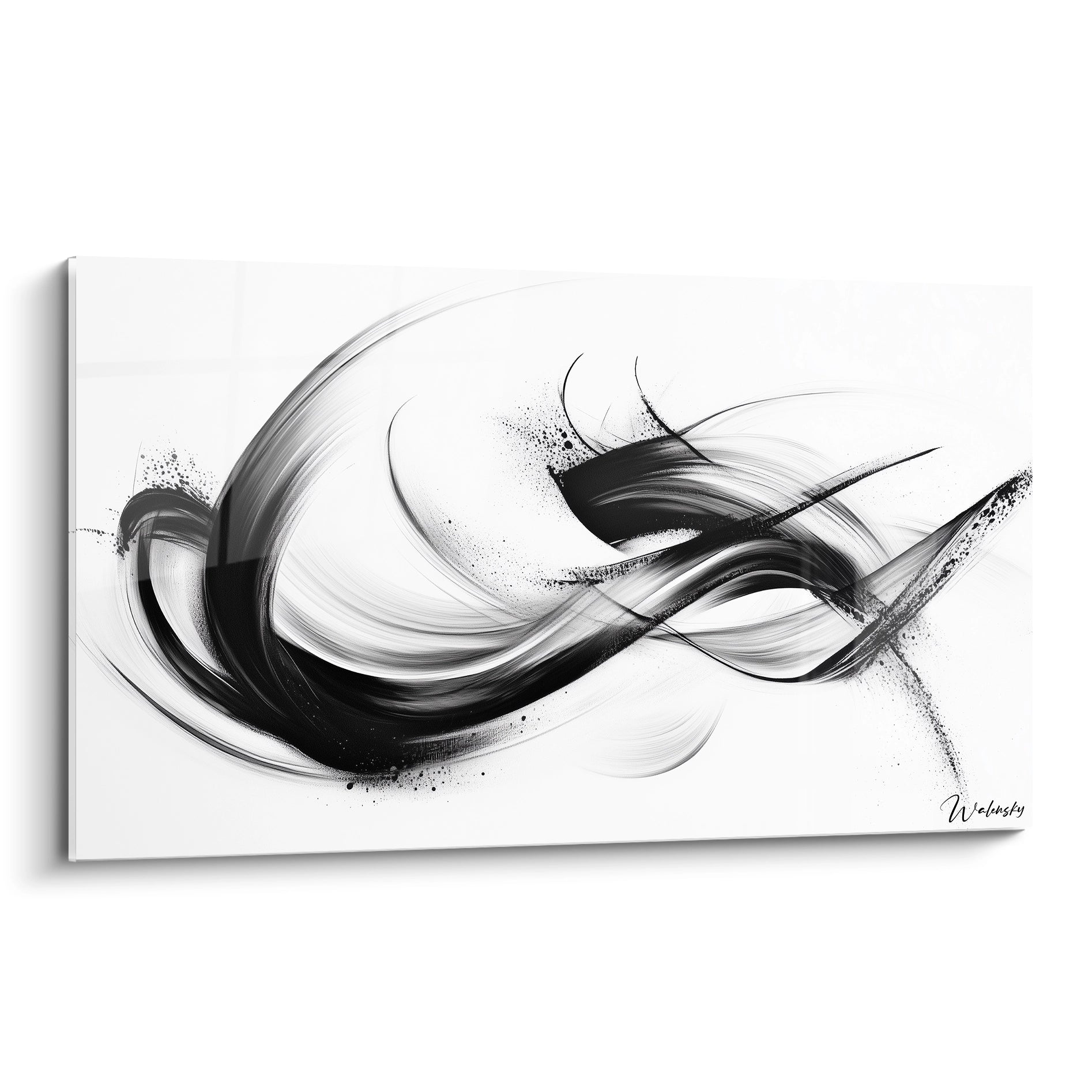 Un tableau rayures noir et blanc présentant des courbes fluides et dynamiques qui traversent l'espace blanc. Traits expressifs aux bords diffus créant un mouvement ondulant, avec éclaboussures fines et textures variées du noir profond au gris clair.
