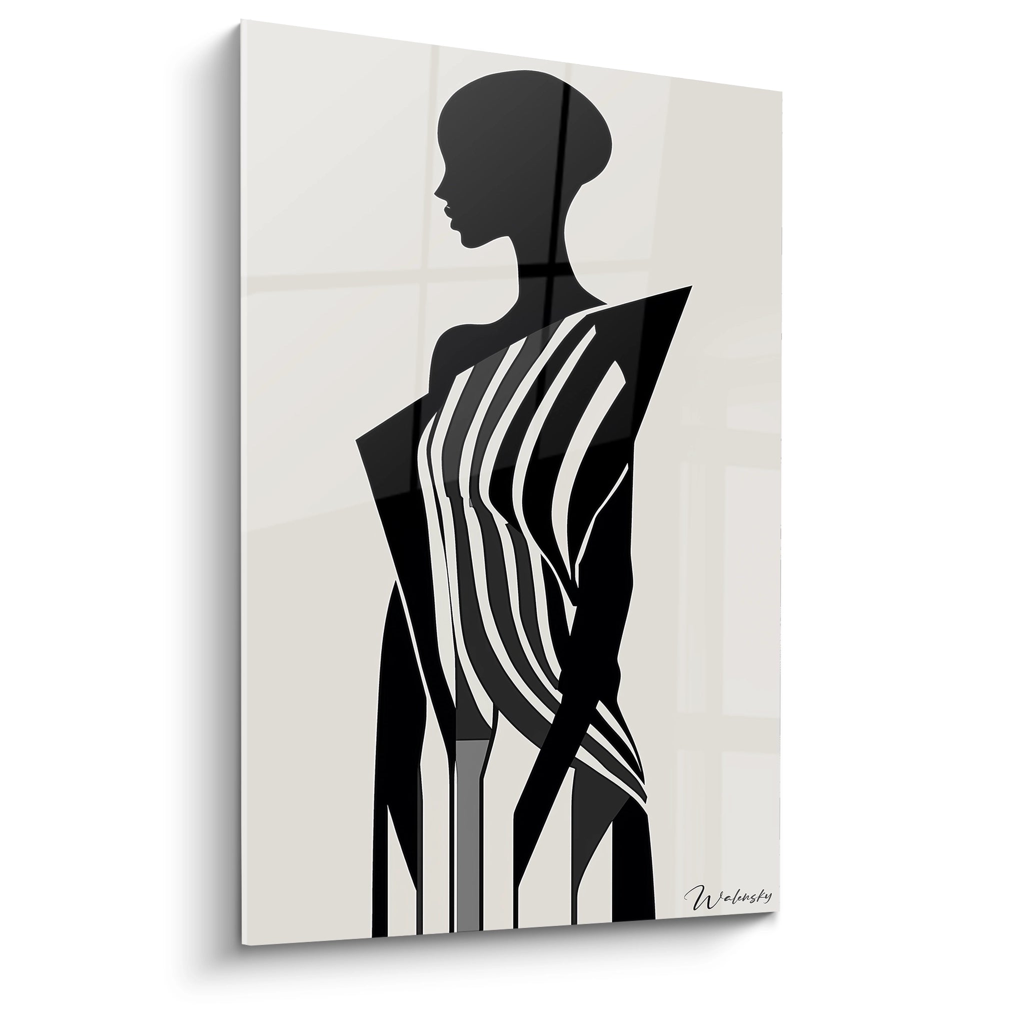 Un tableau rayures noir et blanc représentant une silhouette féminine élancée de profil, avec des lignes ondulantes traversant le corps, créant une illusion de volume sur fond beige clair. Les contrastes graphiques et la géométrie minimaliste dominent la composition.
