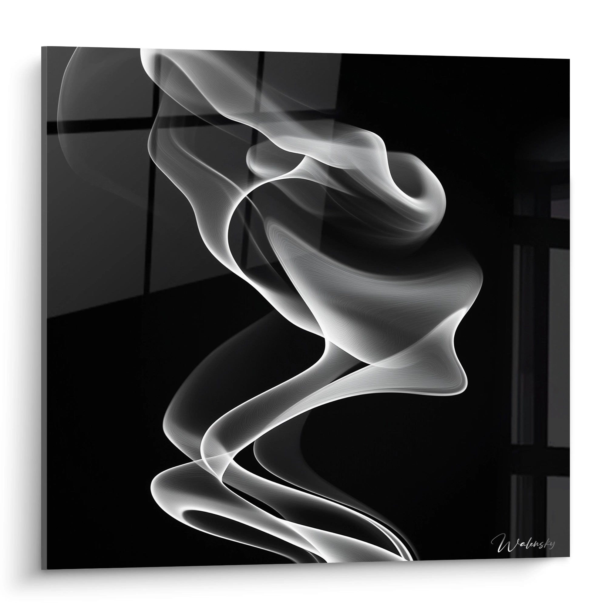 Un tableau fumée abstraite présentant des lignes blanches ondulantes et vaporeuses sur fond noir profond. Les formes fluides créent un mouvement sinueux continu avec une texture fine et délicate, évoquant des volutes éthérées en suspension.
