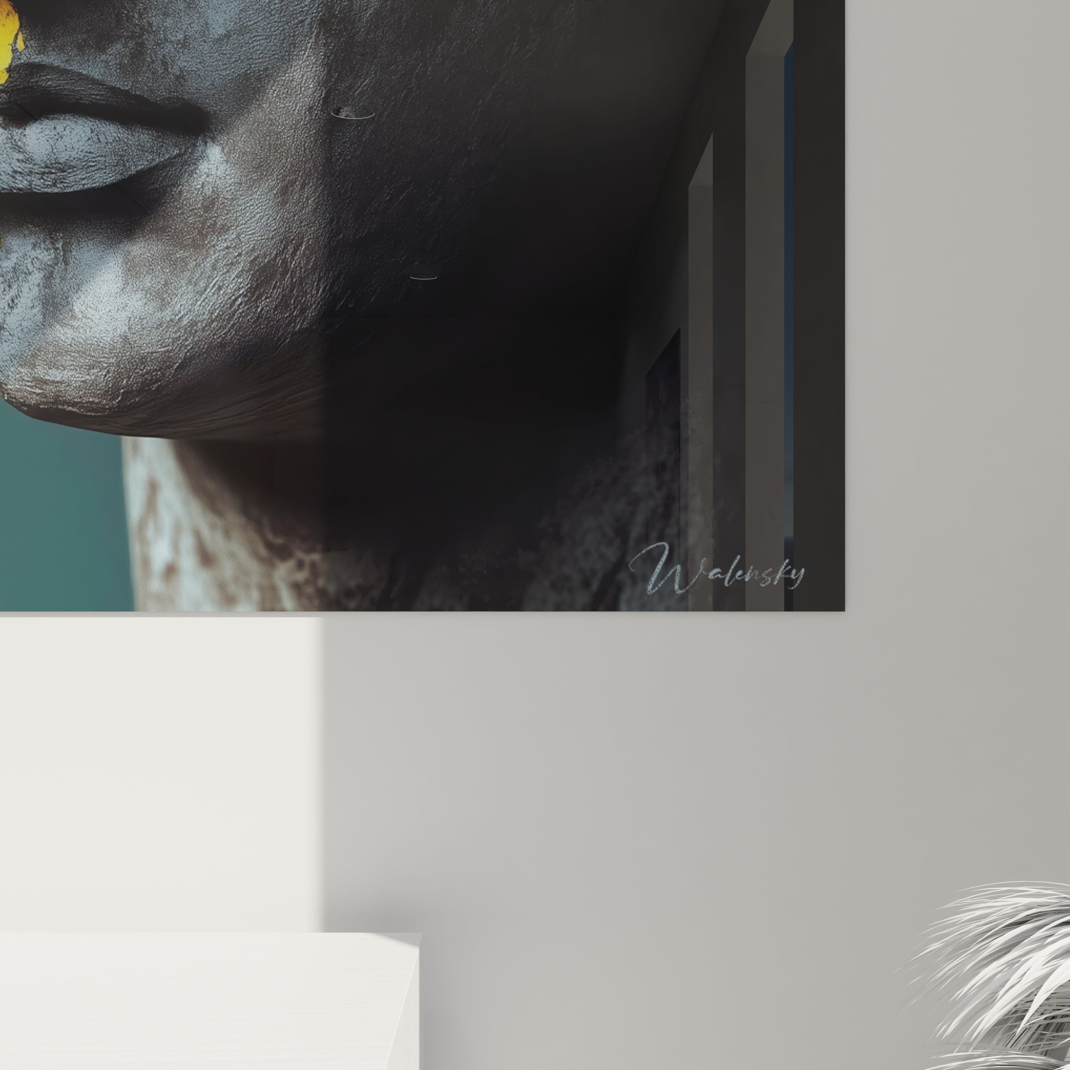 Un tableau statue fragmentée illustrant la dualité par un visage divisé entre ombre et lumière, où le noir mat et texturé s'oppose à l'or brillant, créant une tension visuelle saisissante contre un fond vert profond.
