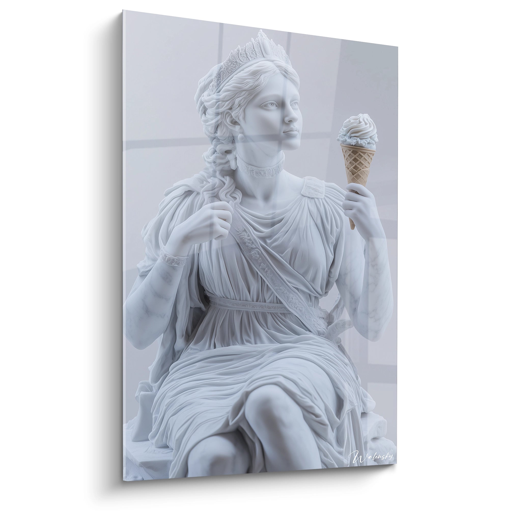 Un tableau statue représentant une figure féminine royale en marbre blanc tenant un cornet de glace, avec couronne ornementée et drapés fluides. Contraste entre le blanc immaculé de la sculpture et le beige du cornet sur fond gris neutre.
