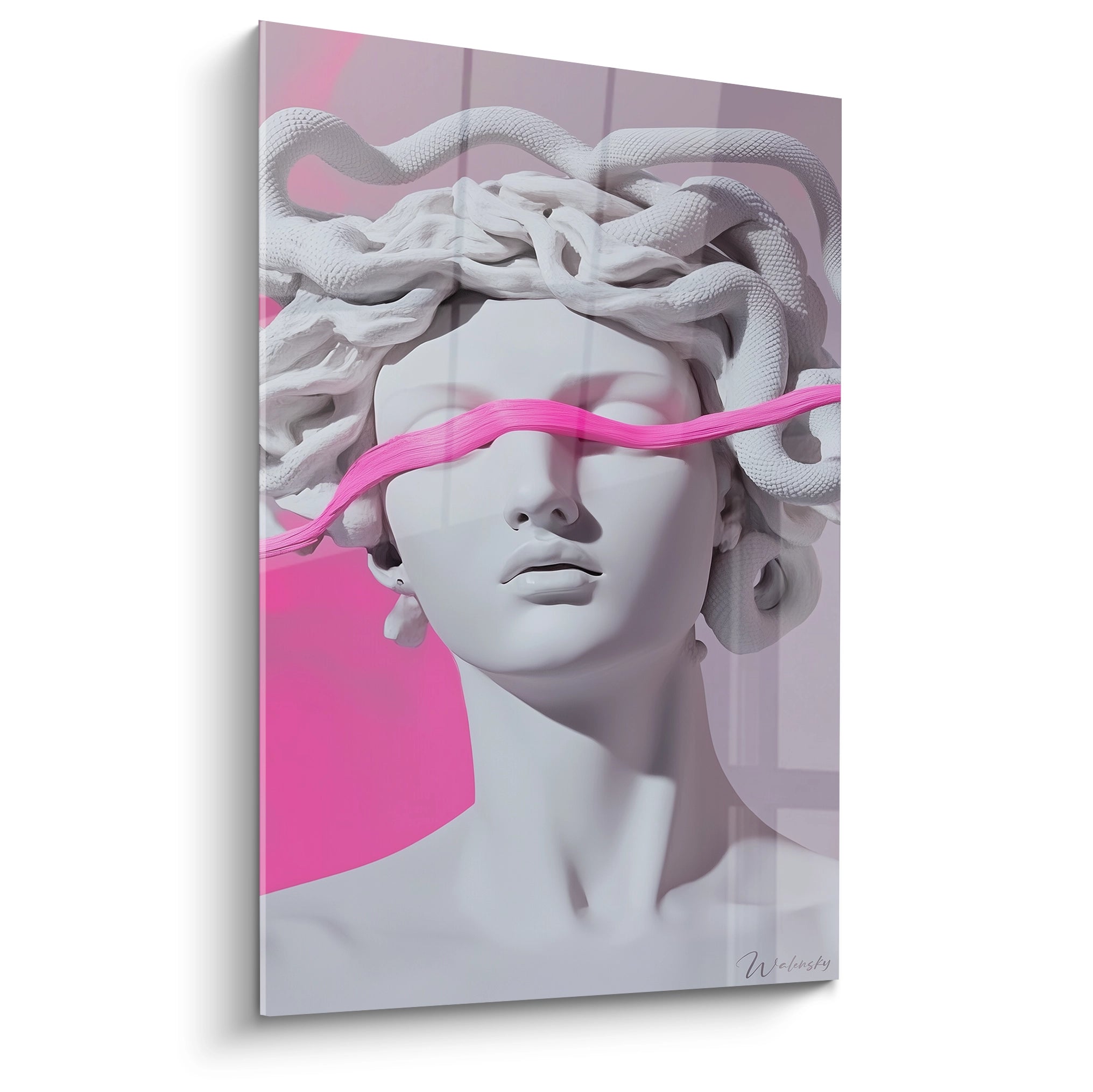Un tableau statue représentant une tête de Méduse blanche avec des serpents entrelacés formant sa chevelure, traversée par un bandeau rose vif sur les yeux, sur fond rose pâle avec des textures lisses contrastant avec les écailles détaillées.
