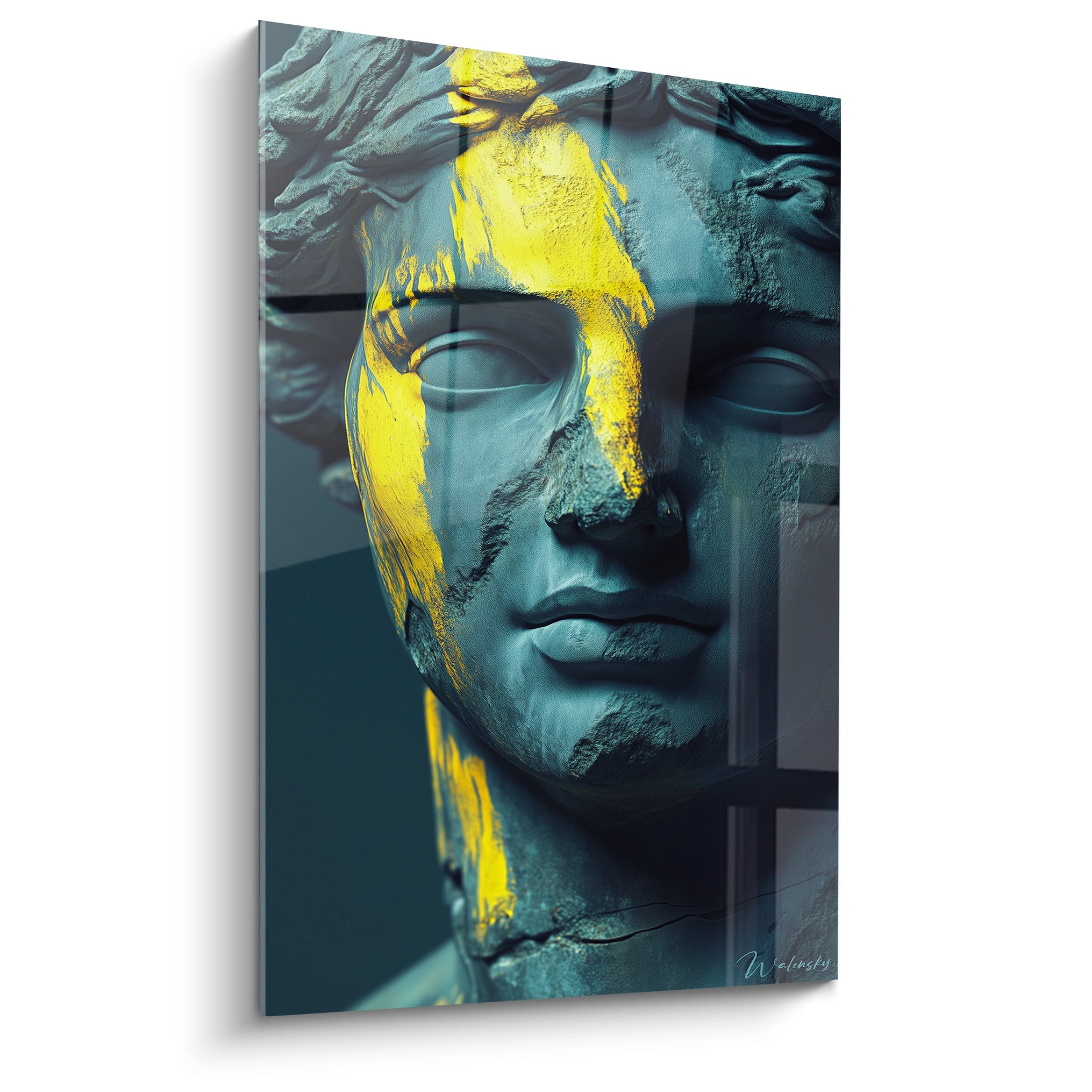 Un tableau statue représentant un visage classique grec avec un trait vertical jaune vif sur fond bleu-vert. La texture tridimensionnelle du visage contraste avec l'application plane de la couleur, créant un effet de sculpture peinte.

