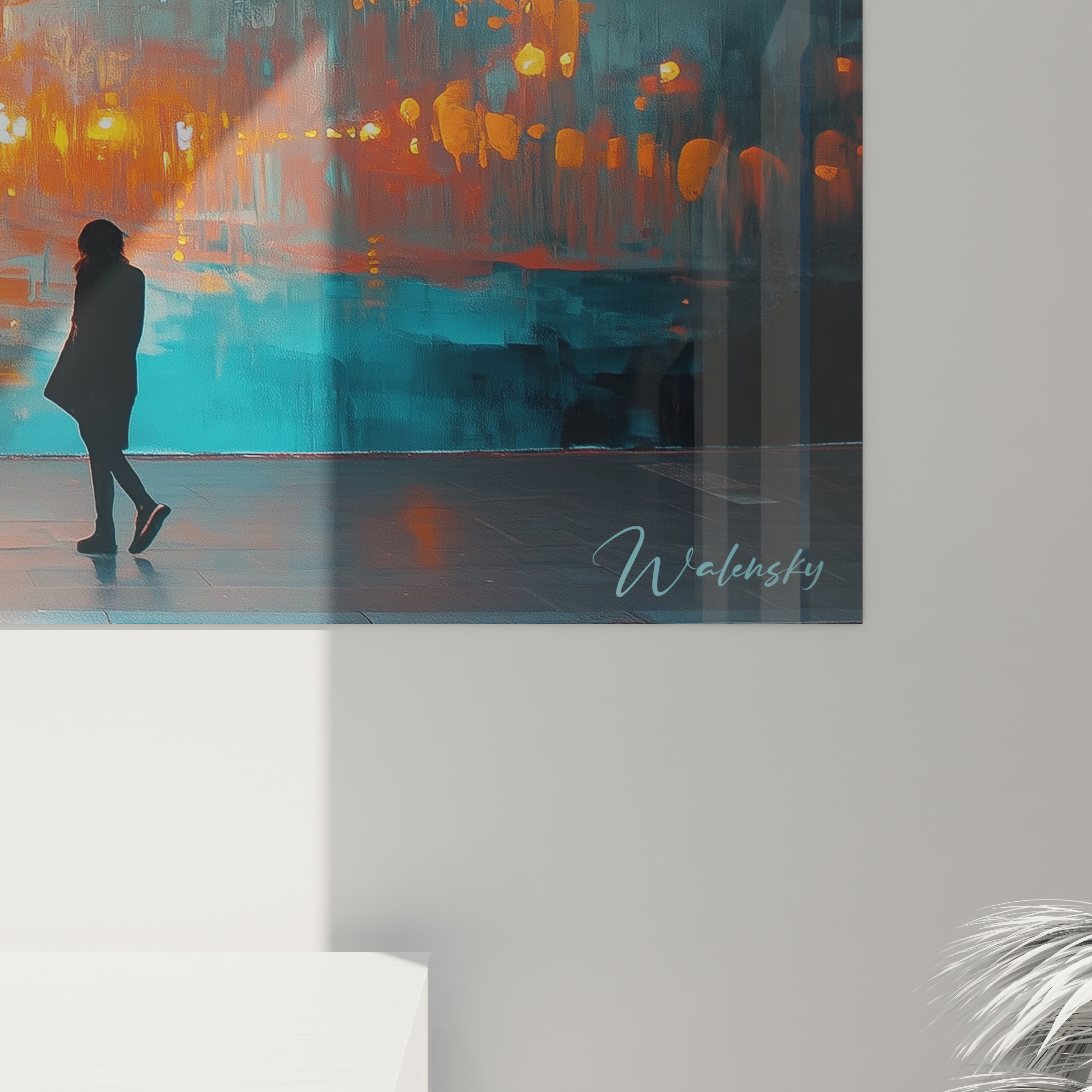 Tableau cité nocturne présentant un paysage urbain dans la brume bleue, traversé par des lumières chaudes orangées, centré sur un lampadaire classique illuminé et une personne solitaire, avec des textures expressives et des contrastes dramatiques entre ombre et lumière.
