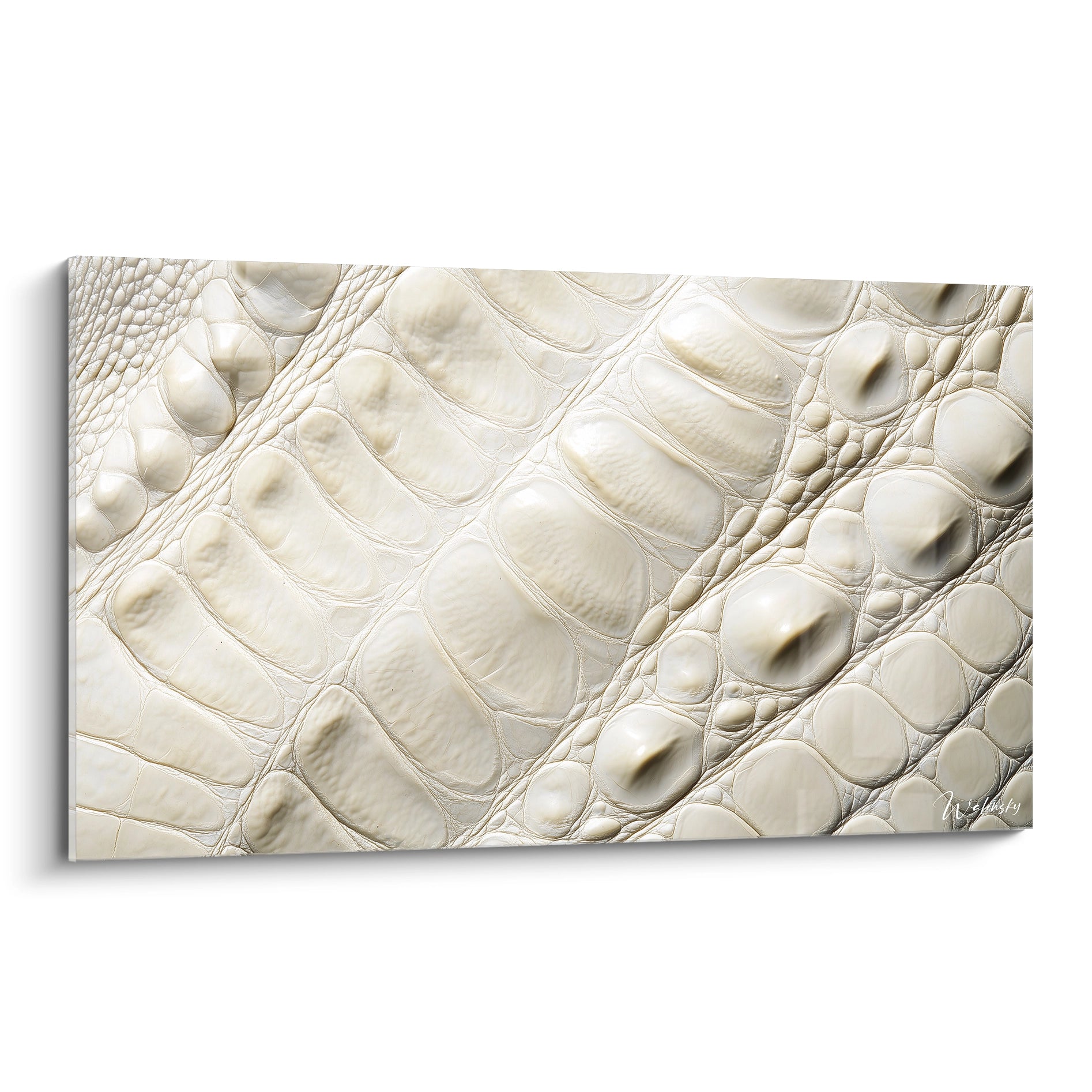 Un tableau texturé abstrait montrant des motifs reptiliens en relief, avec des teintes de blanc crème, beige et reflets argentés.

