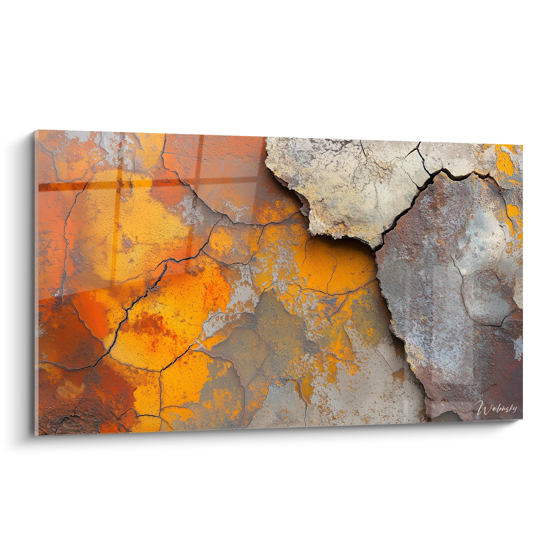 Un tableau texturé abstrait présentant des fissures visibles, avec des teintes orange, jaune et gris. La surface est irrégulière, avec des textures rugueuses et des éclats de peinture.

