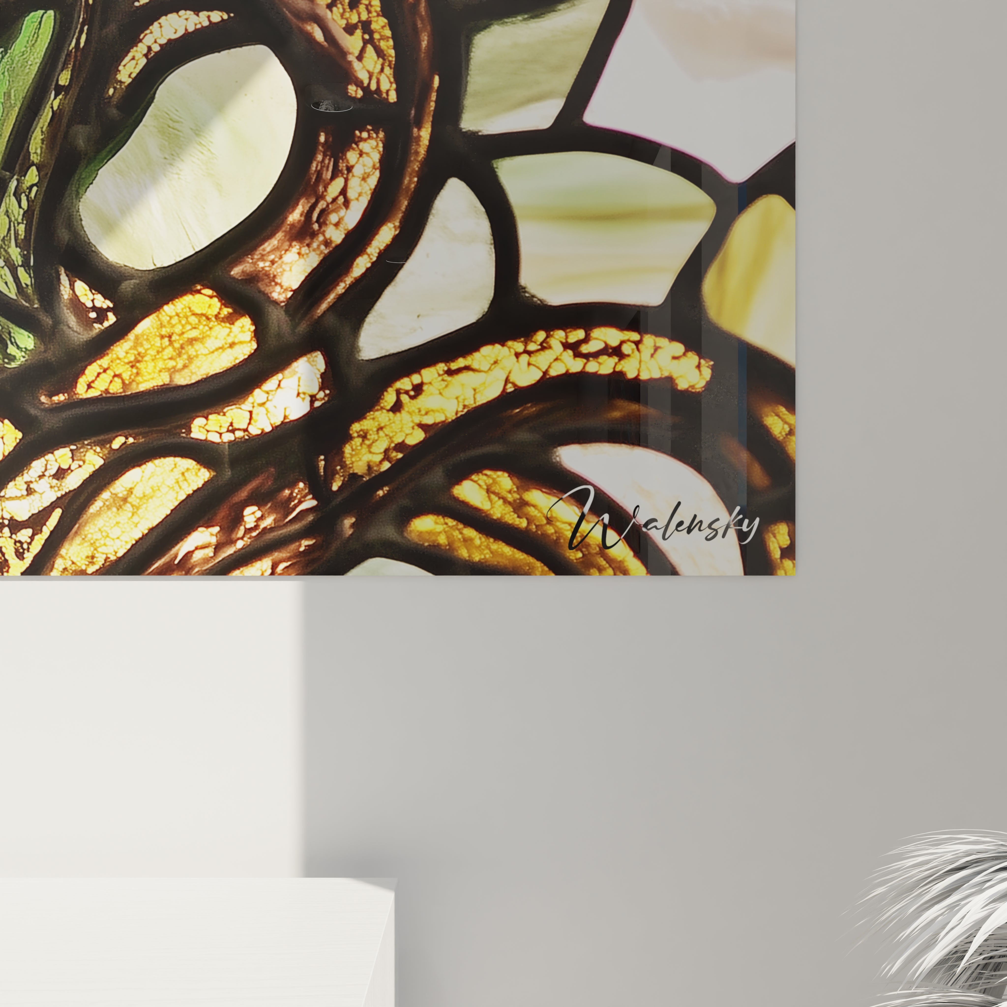 Tableau vitraux artistique présentant une interprétation contemporaine de Méduse avec un visage pâle expressif au centre, encadré par des motifs fragmentés aux couleurs vives rappelant des cheveux-serpents, créant une tension visuelle entre beauté séduisante et danger mythologique.
