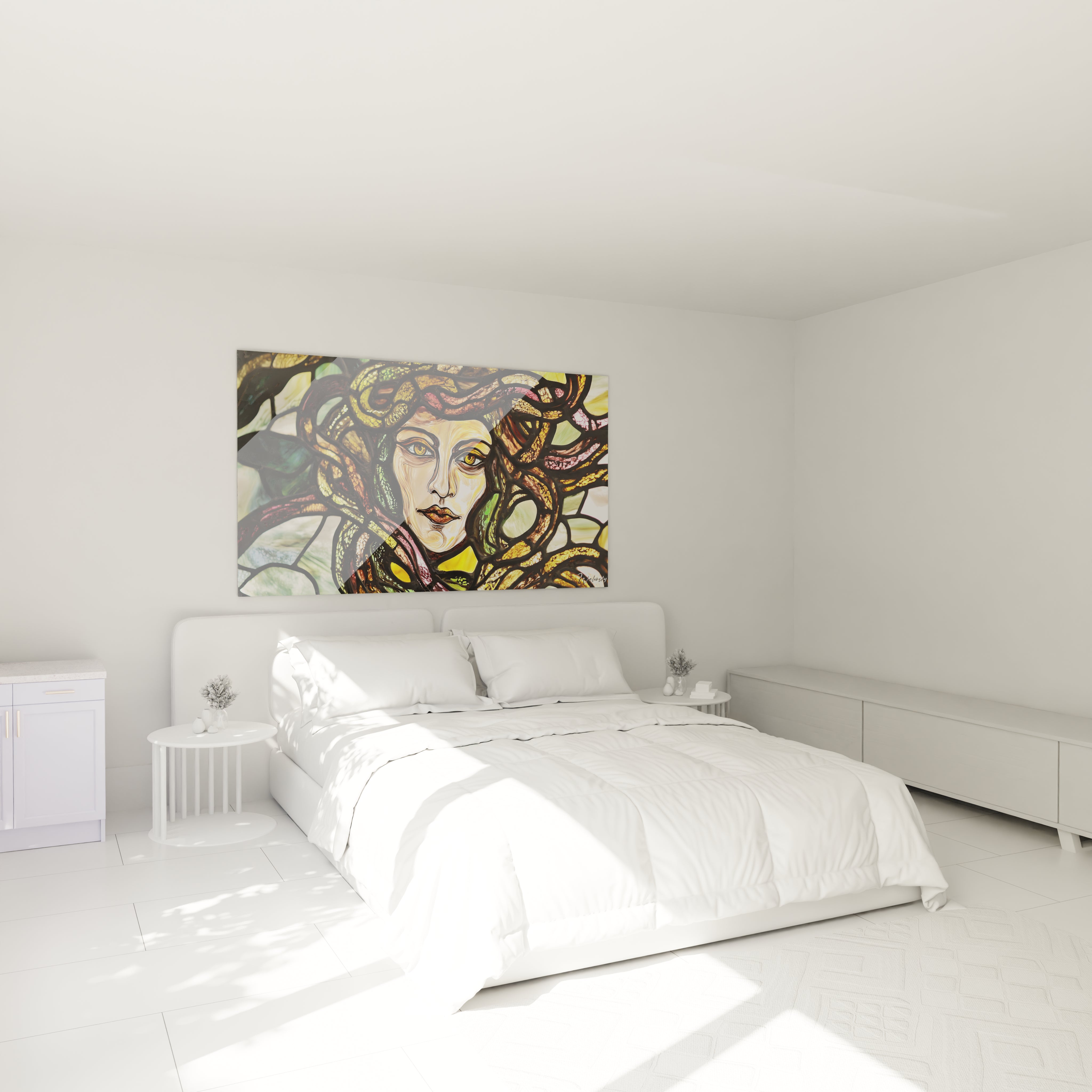 Tableau vitraux méduse au regard hypnotique, composé de fragments géométriques aux bordures noires imitant le plomb des vitraux traditionnels, où le visage doré central contraste avec les entrelacs verts et bordeaux environnants, créant une luminosité intérieure distinctive.
