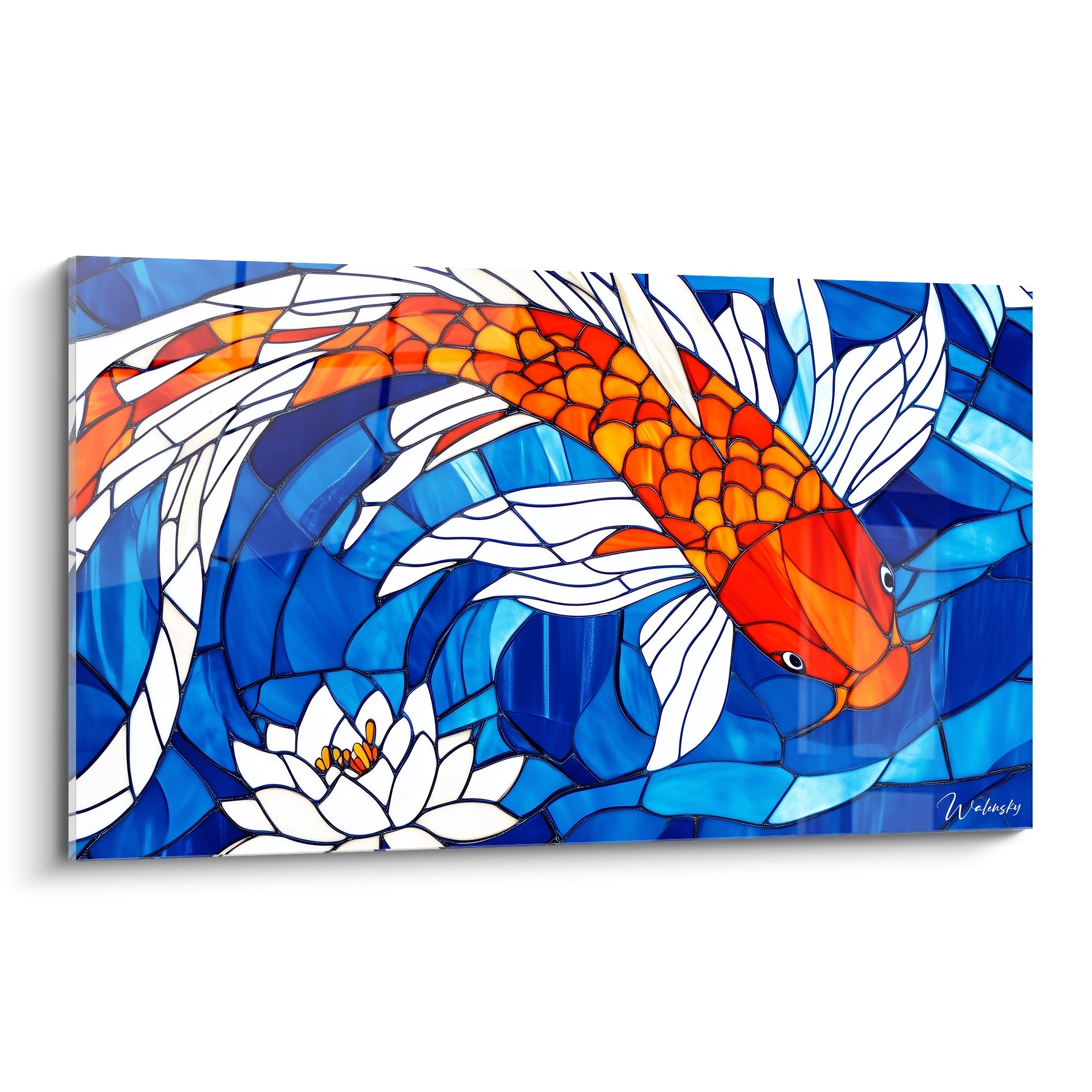 Un tableau vitrail représentant une carpe koï orange et rouge nageant dans des eaux bleues profondes, avec un nénuphar blanc, créant un effet de mosaïque lumineuse grâce aux pièces de verre découpées et assemblées avec des lignes noires définissant chaque segment coloré.
