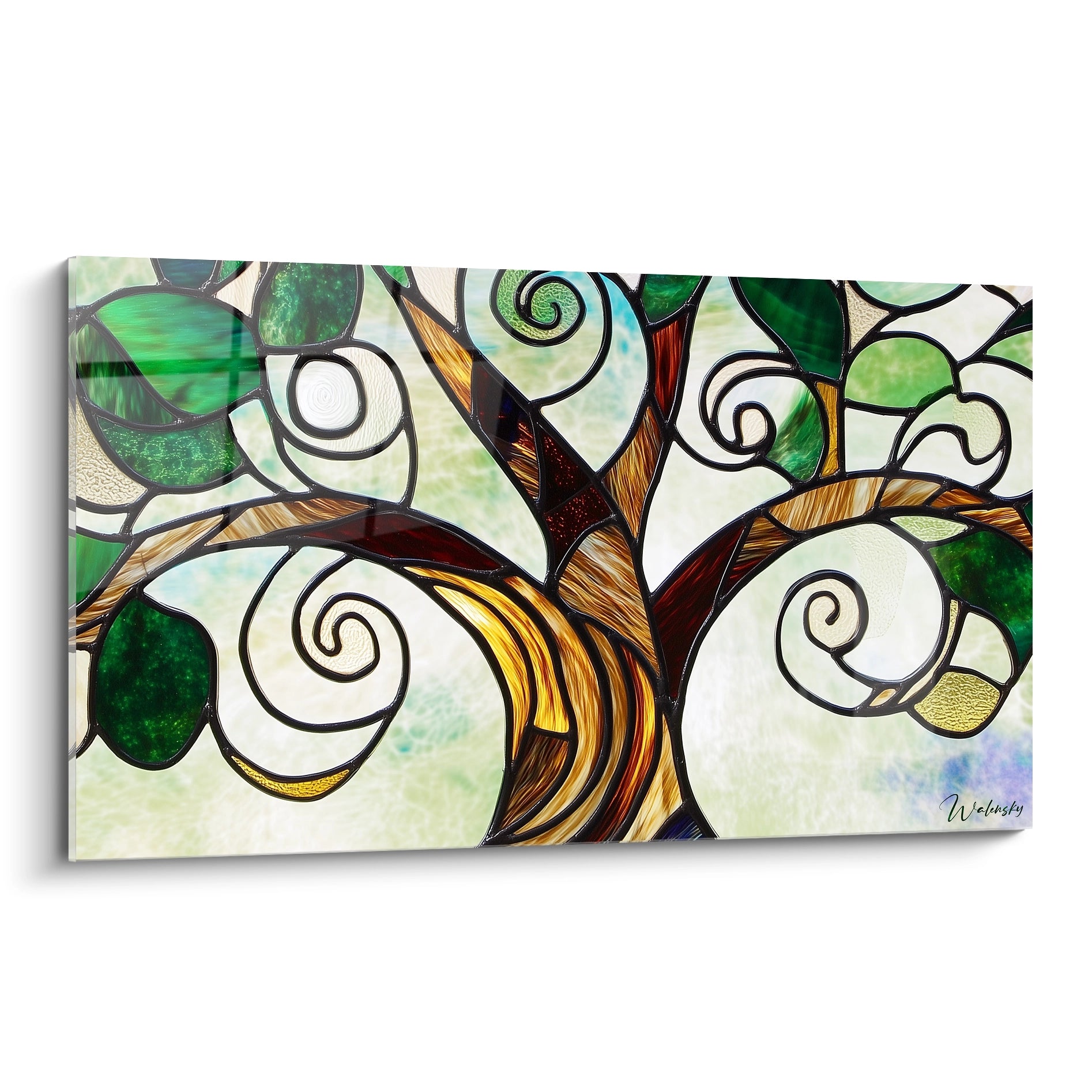 Un tableau vitraux représentant un arbre stylisé avec tronc brun ambré, feuillage vert émeraude et spirales décoratives, délimité par des contours noirs imitant le plomb des vitraux traditionnels, sur fond blanc lumineux.
