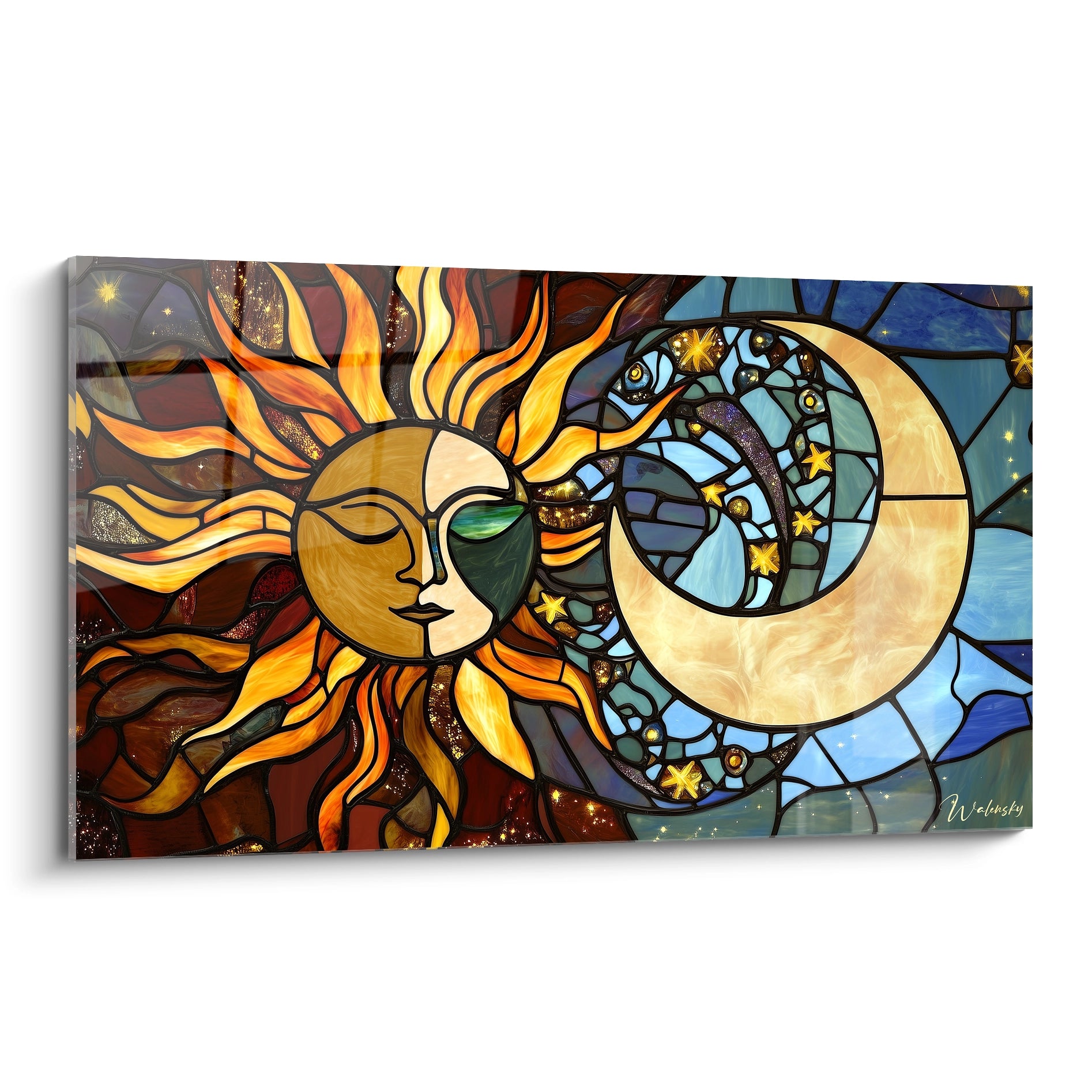 Un tableau vitraux représentant le soleil et la lune en symbiose, avec un visage doré du soleil aux rayons ondulants orangés, et un croissant de lune en tons crèmes, séparés par des lignes noires sur fond bleu parsemé d'étoiles dorées.
