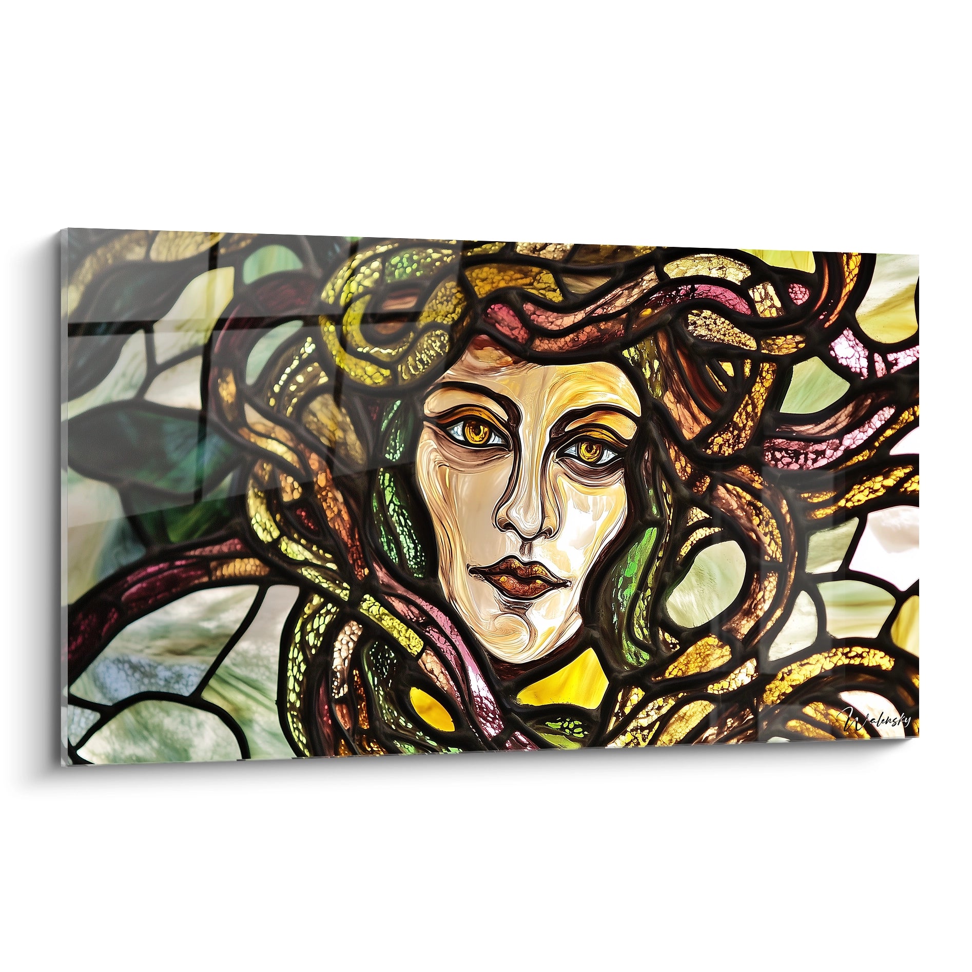 Tableau vitraux représentant un visage féminin aux traits mystiques, entouré de formes serpentines colorées évoquant Méduse, avec des sections fragmentées aux contours noirs, dans des tons or, vert émeraude et bordeaux, créant un effet lumineux rappelant un véritable vitrail.
