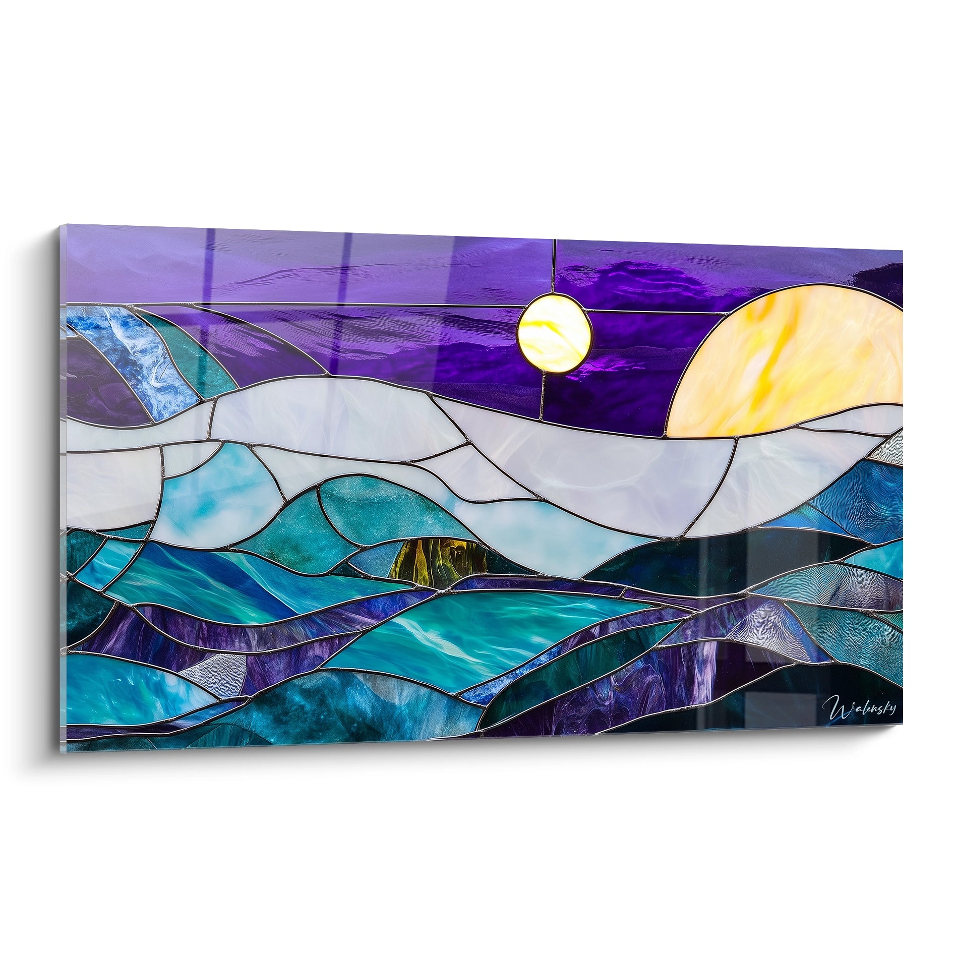 Un tableau vitraux représentant un paysage marin avec des vagues turquoise ondulantes, un ciel violet profond, un astre lumineux jaune, et des montagnes blanches, séparés par des lignes de plomb noires créant un effet de mosaïque colorée et translucide.
