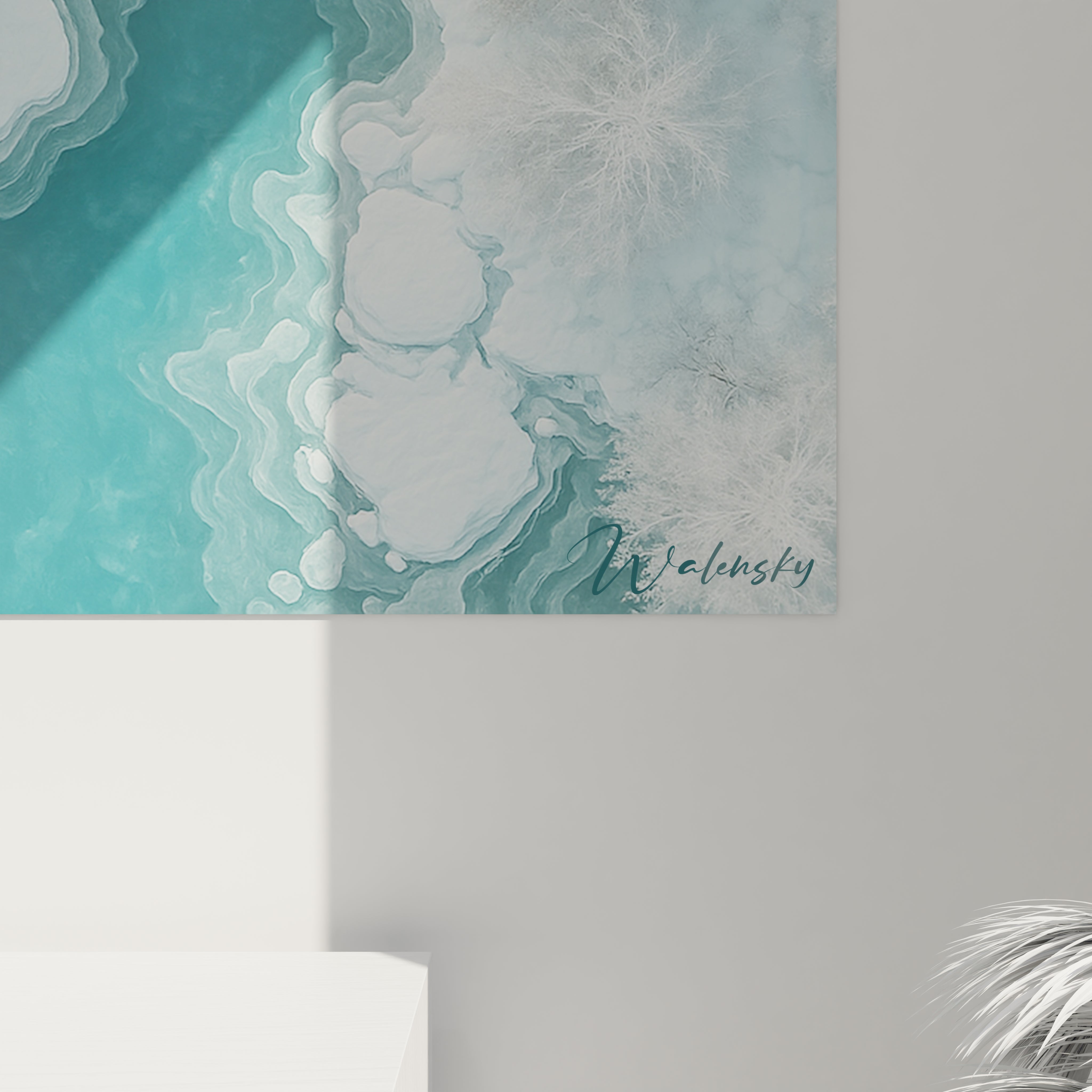 Un tableau vue aérienne présentant une perspective plongeante sur un cours d'eau turquoise entouré de forêts blanches hivernales. Les motifs marbrés de l'eau et les formations glacées créent une composition équilibrée avec les textures vaporeuses des arbres enneigés.
