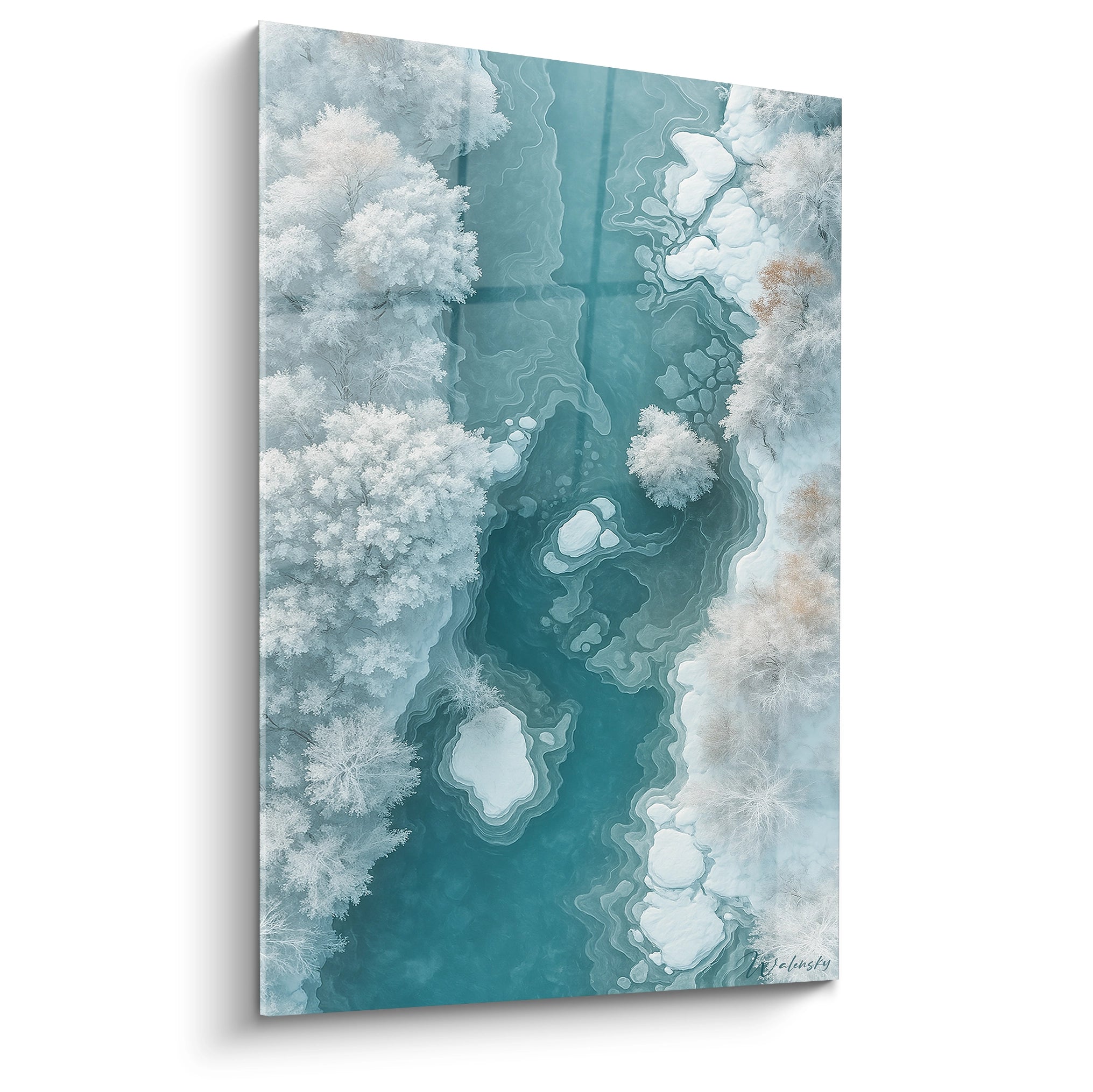 Un tableau vue aérienne représentant une rivière turquoise serpentant entre des forêts enneigées. Des blocs de glace flottent sur l'eau, créant des formes organiques contrastant avec la texture poudreuse des arbres blancs et quelques touches beiges sur fond hivernal.
