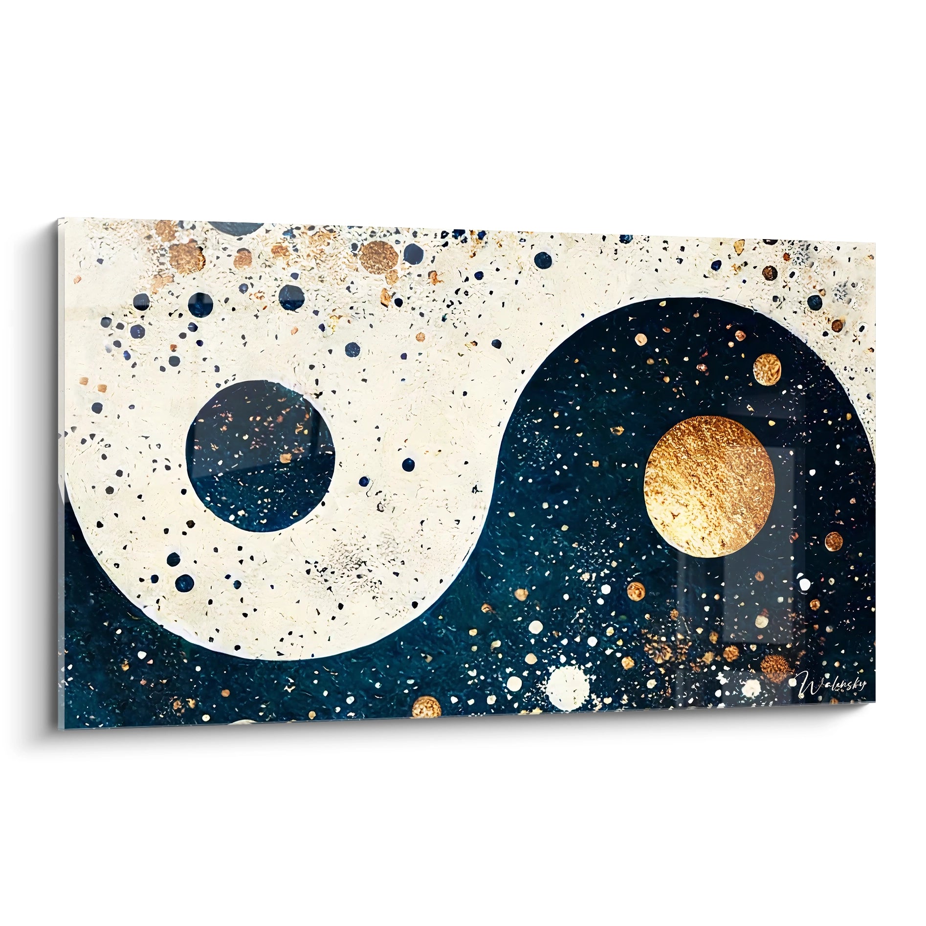 Tableau yin yang vu de biais. Une representation moderne de l equilibre cosmique avec des teintes blanches, marines et dorees pour sublimer votre interieur.

