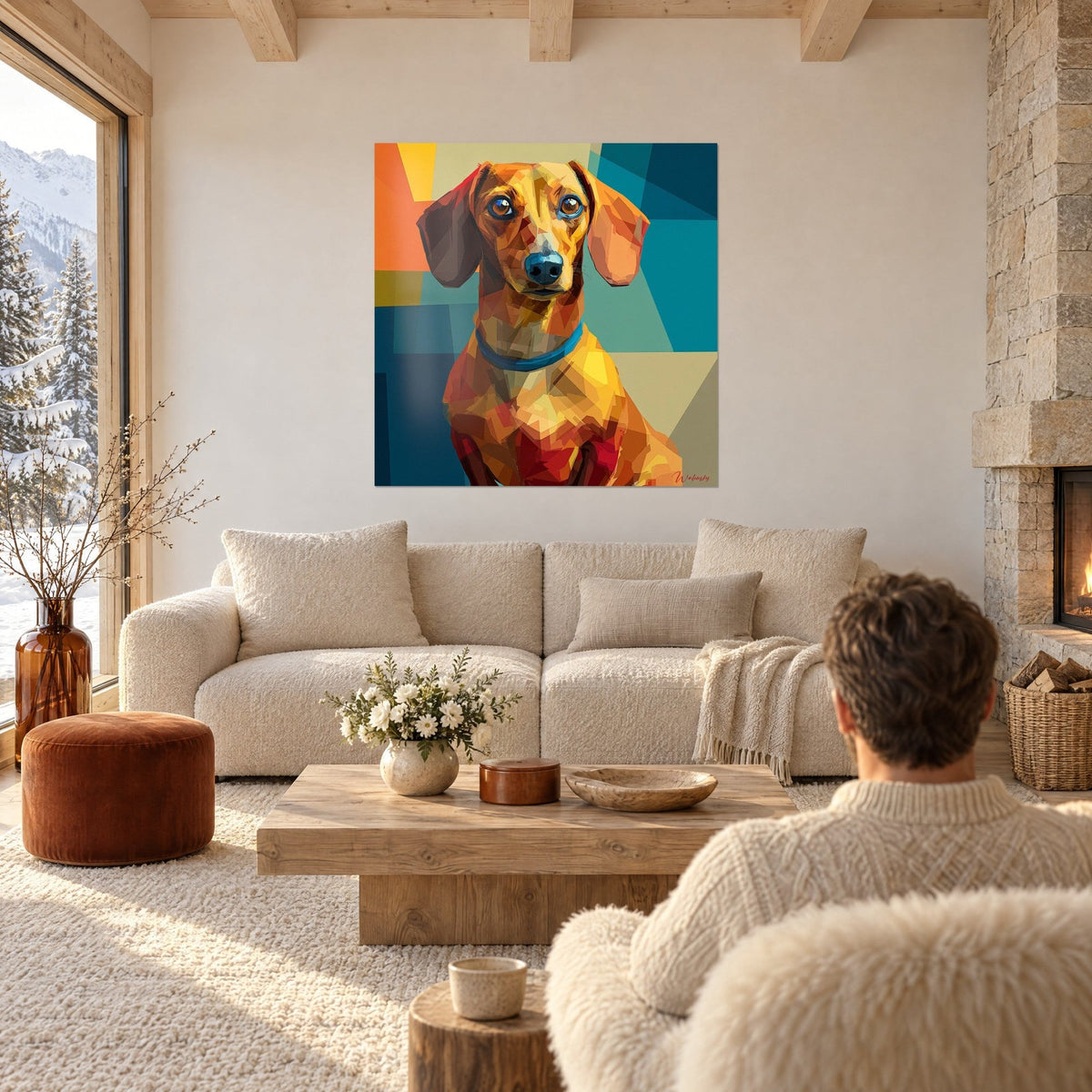 Gemälde Dackel mit orangefarbenen und türkisfarbenen Polygonen, blaues Halsband, weiße Wand, zwei Personen von hinten, über einem Sofa in einem hellen Wohnzimmer