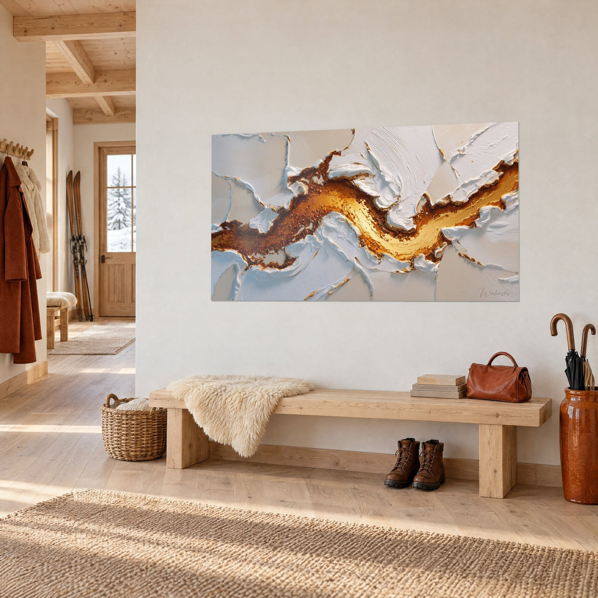 Tableau veine dorée sinueuse sur fond blanc nacré, mur clair, banc en bois et manteau suspendu dans une entrée de chalet