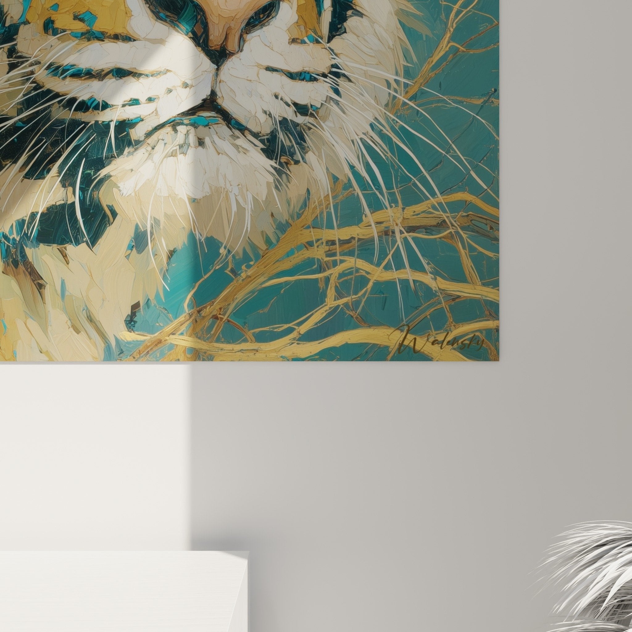 Vue tableau tigre bleu dore dans salon contemporain decoration murale moderne regard intense yeux turquoise