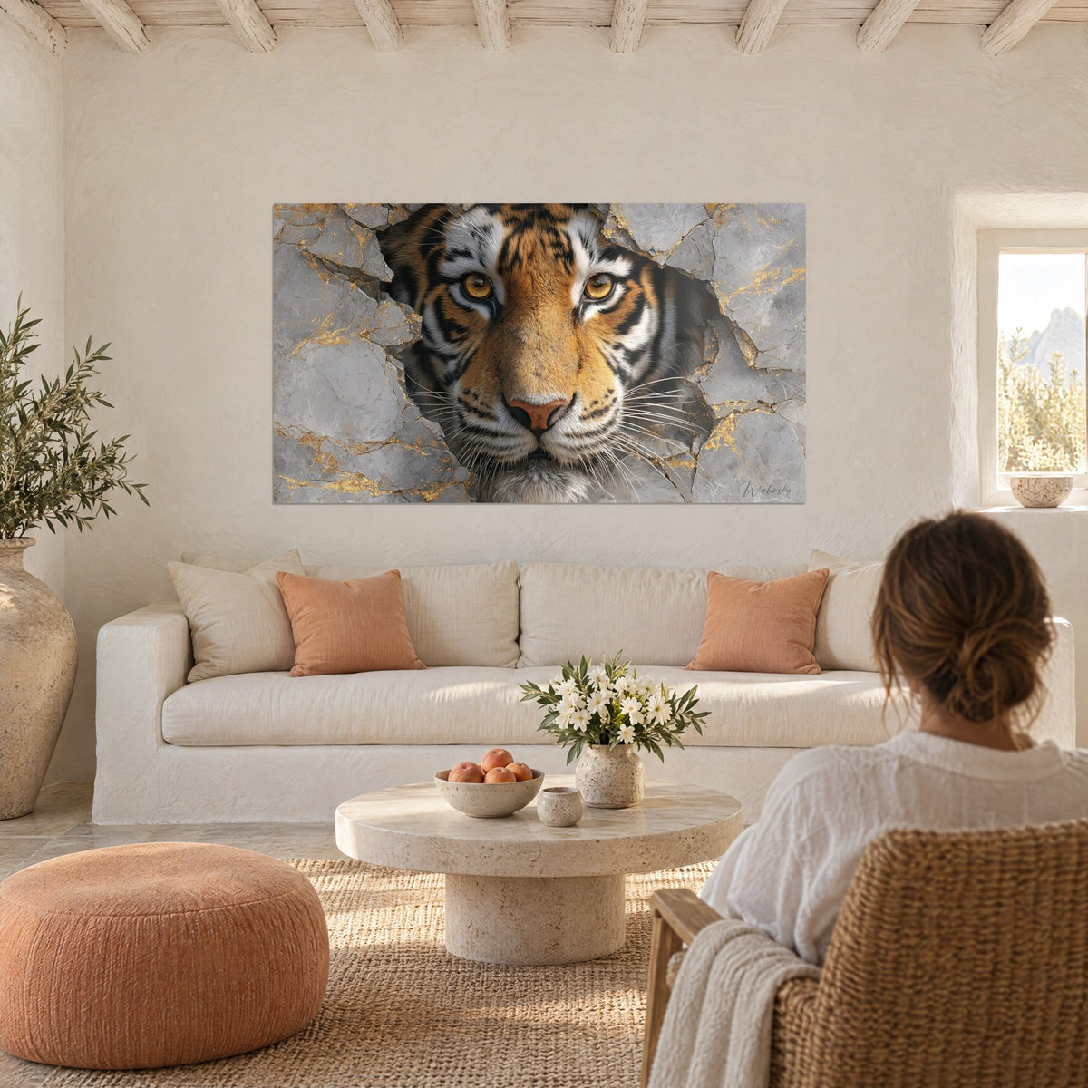 Tableau tigre aux yeux ambrés surgissant d'un mur gris fissuré veiné d'or, au-dessus d'un canapé dans un salon lumineux