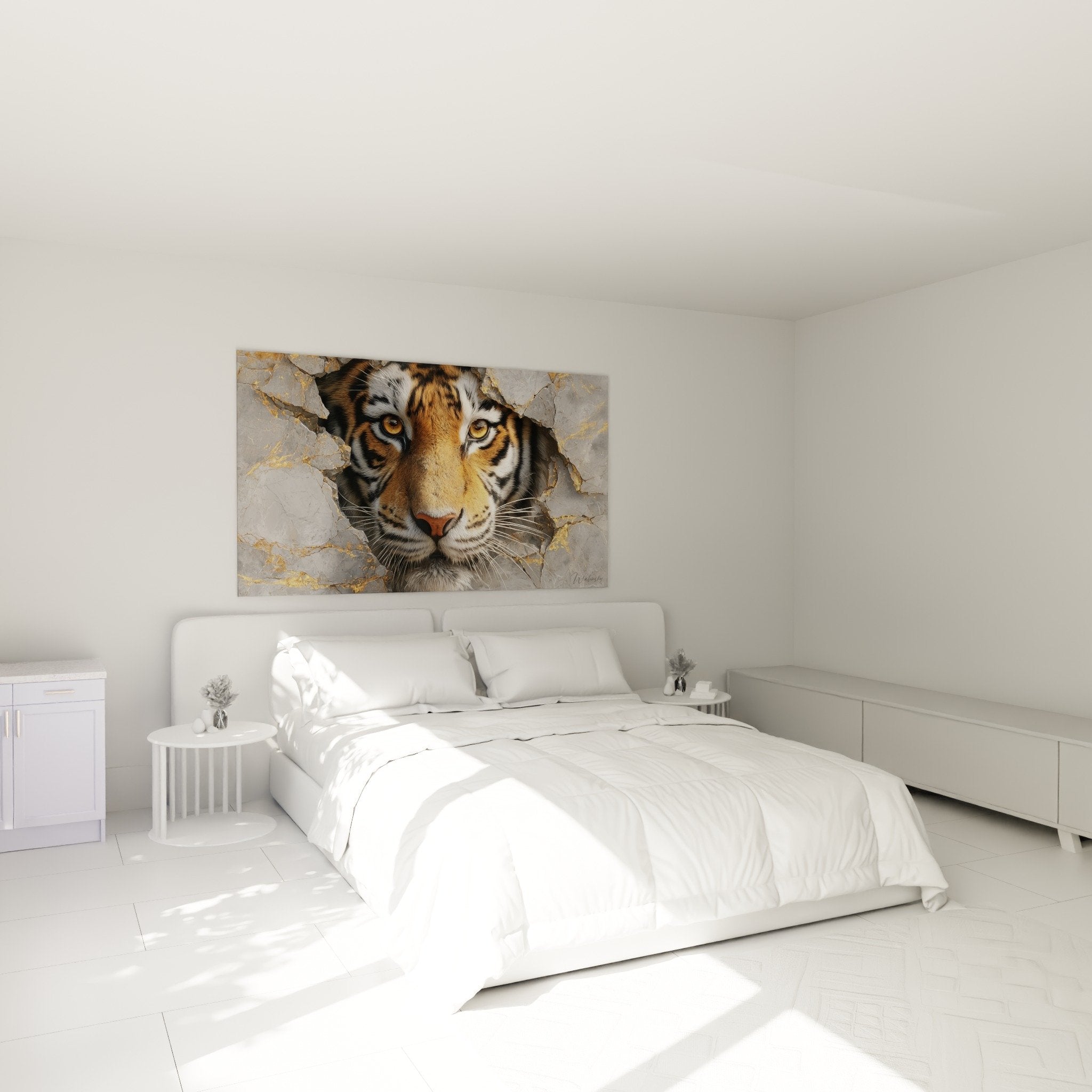 Tigerbild an Wand mit goldenem Bruch in modernem Schlafzimmer, majestätische Wanddekoration