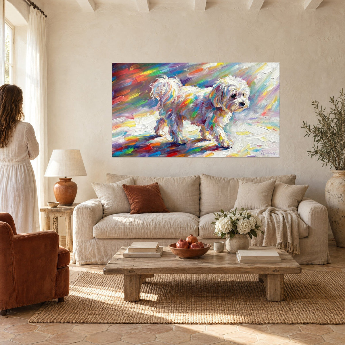 Tableau petit chien blanc aux reflets bleu et orangé, coups de pinceau épais, au-dessus d'un canapé dans un salon lumineux