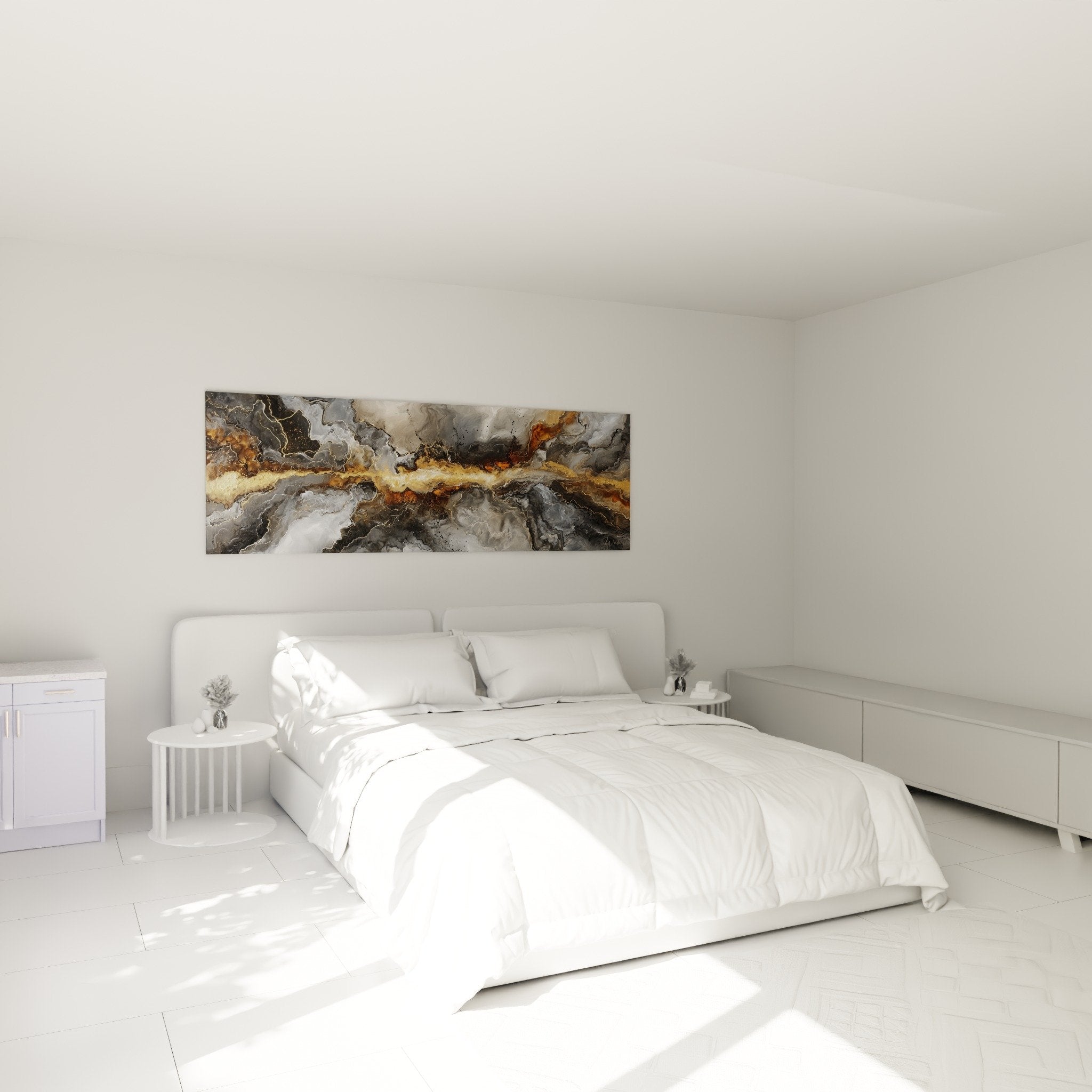 Toile abstraite tempête dorée et grise au-dessus d'un lit, ambiance contemporaine raffinée dans chambre moderne