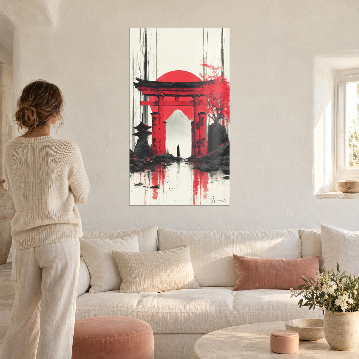 Obraz z wermilionową bramą torii przed czerwonym słońcem, czarna sylwetka i pagoda, kobieta tyłem, nad sofą w jasnym salonie