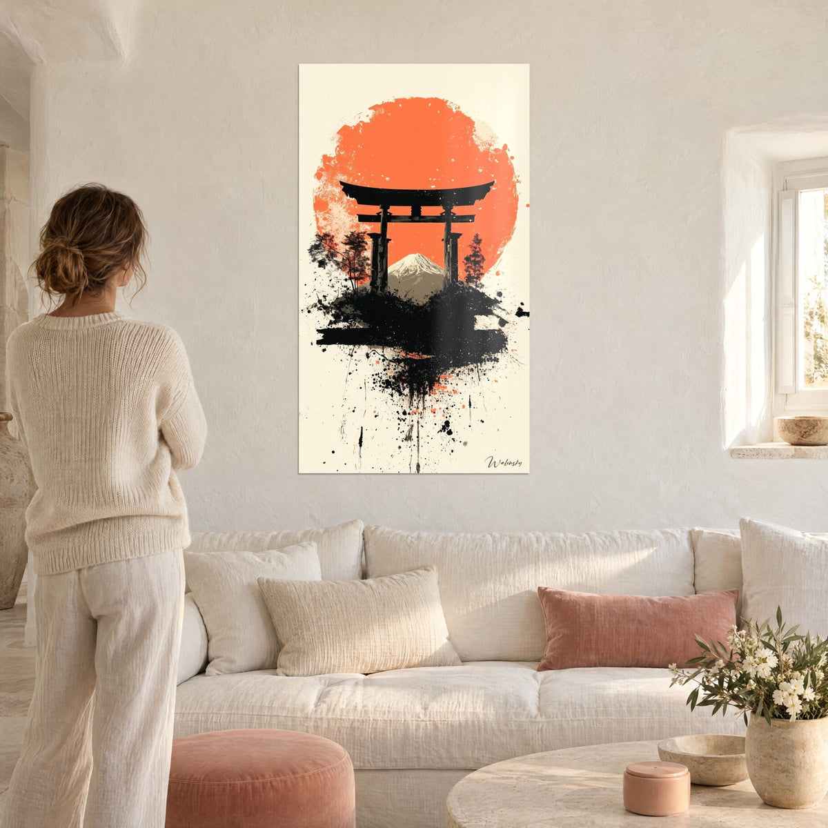 Πίνακας torii σε μαύρη σιλουέτα πάνω σε πορτοκαλί δίσκο, γκρίζο χιονισμένο Φούτζι, πάνω από καναπέ σε φωτεινό σαλόνι