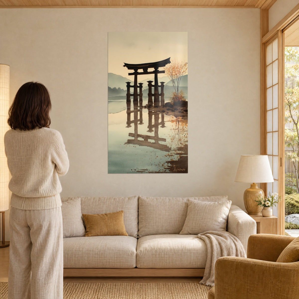 Tableau portique vermillon sombre sur lac ocre et gris-vert, reflet allongé dans l'eau calme, au-dessus d'un canapé dans un salon lumineux