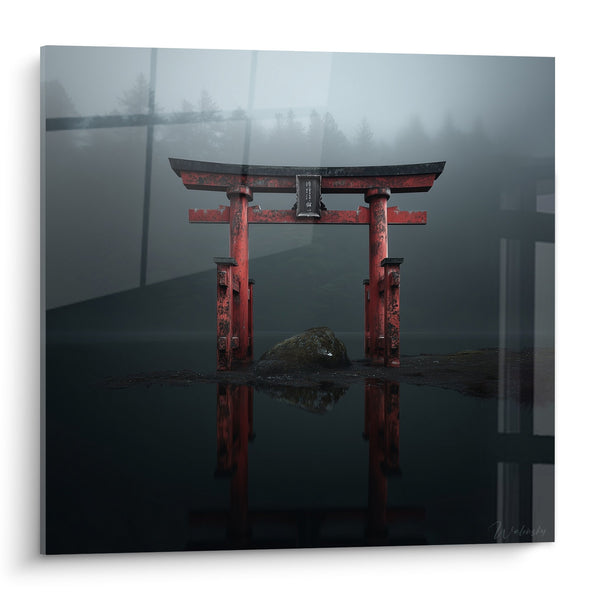 Rode Torii Poort in Mist aan de Waterkant met Reflecties - Mystieke Serene - Editie Torii