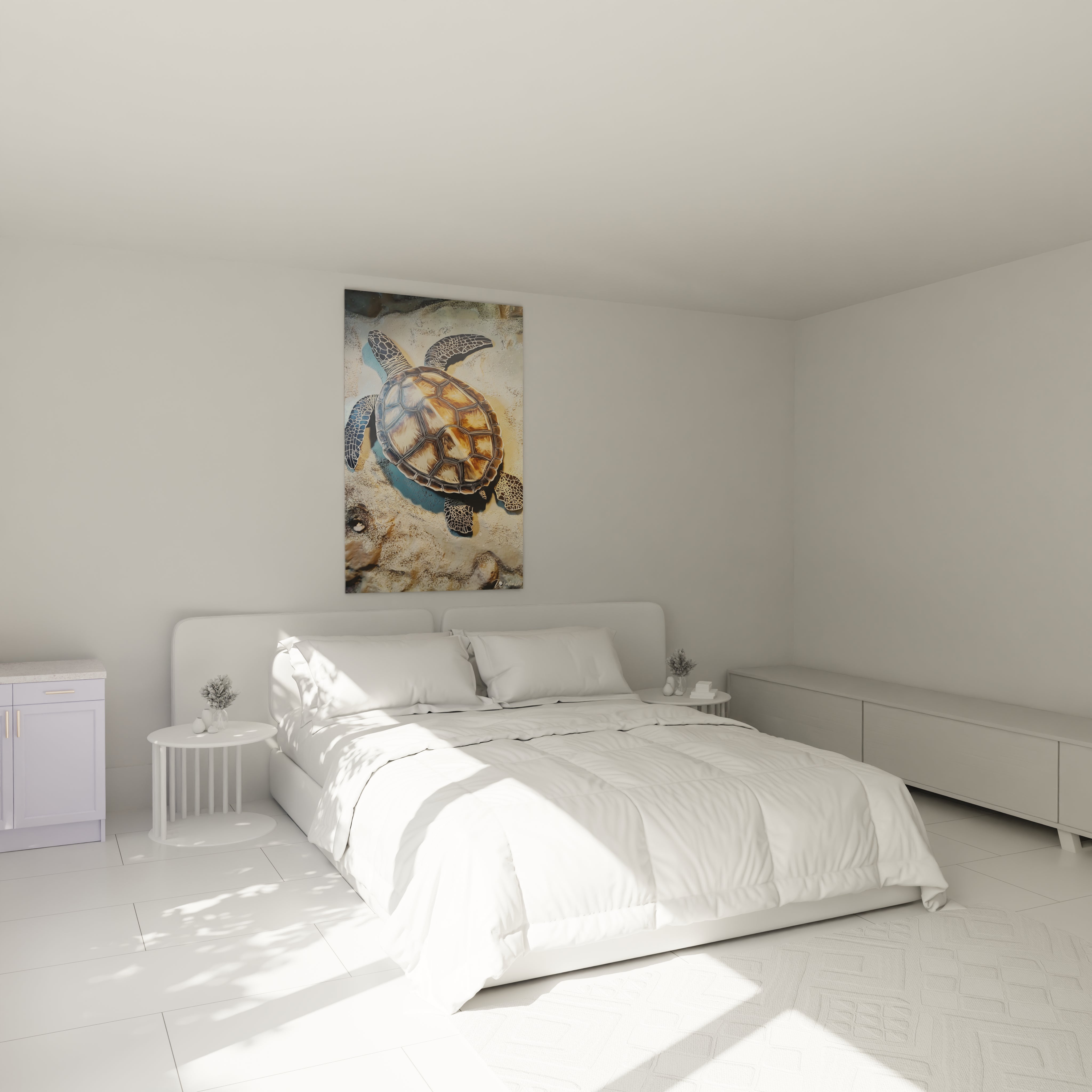 Tableau tortue de mer Walensky accroché au-dessus d'un lit blanc dans une chambre lumineuse et minimaliste