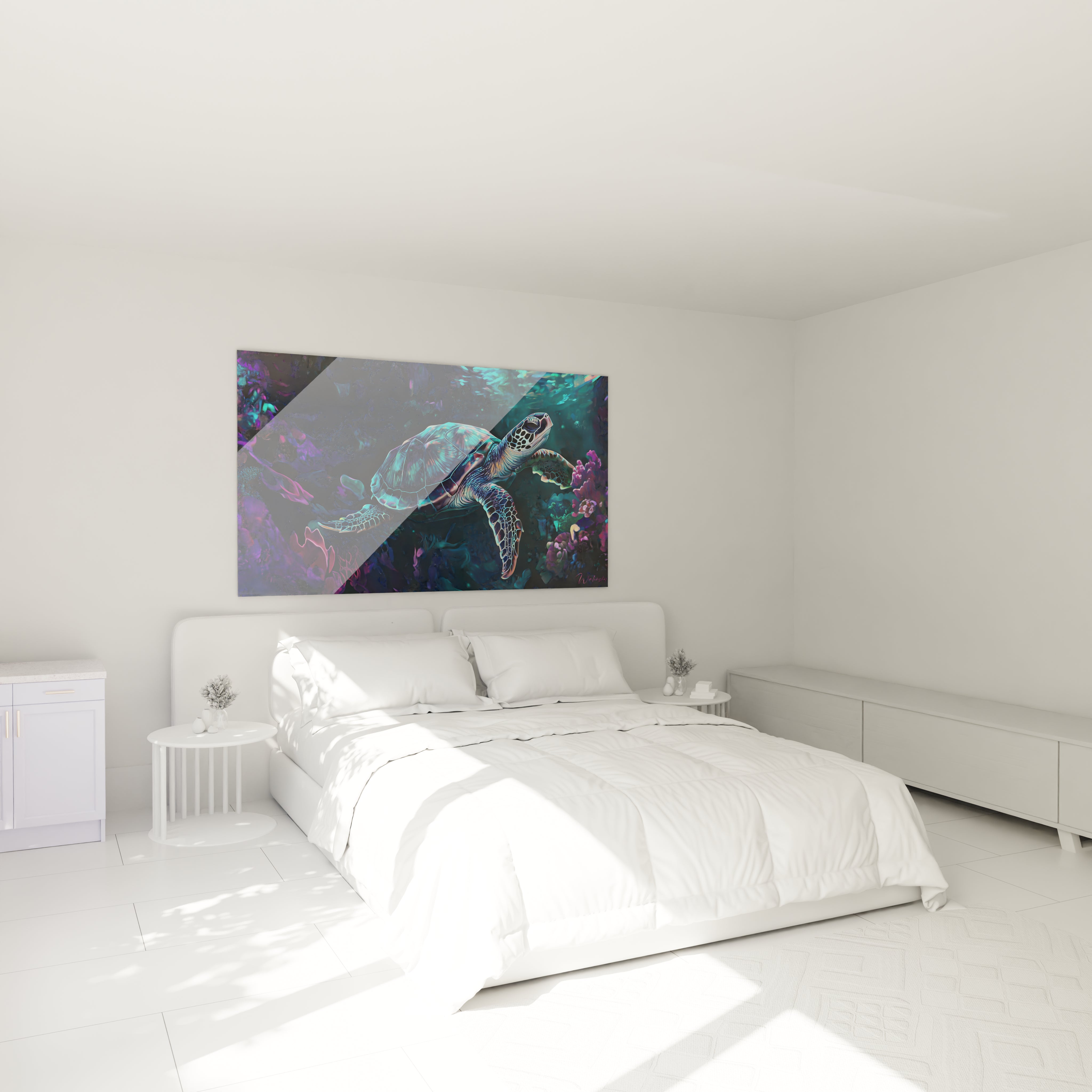Tableau tortue de mer Walensky accroché au-dessus d'un lit blanc dans une chambre moderne et lumineuse