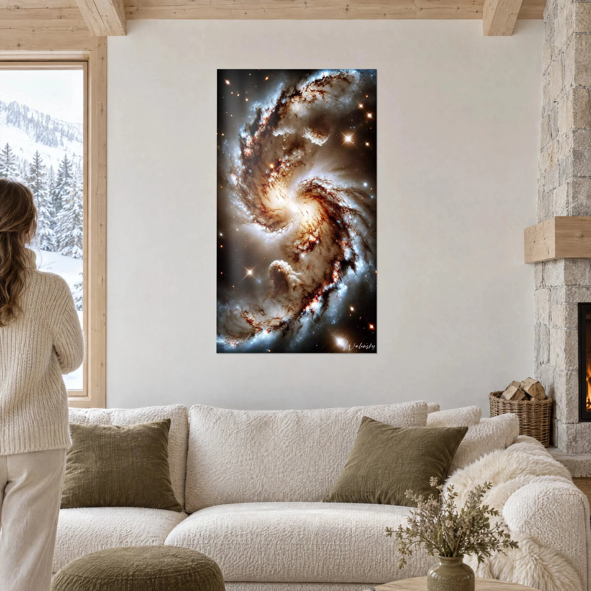 Tableau galaxie spirale aux bras bruns et blancs, cœur doré rayonnant, au-dessus d'un canapé dans un salon lumineux