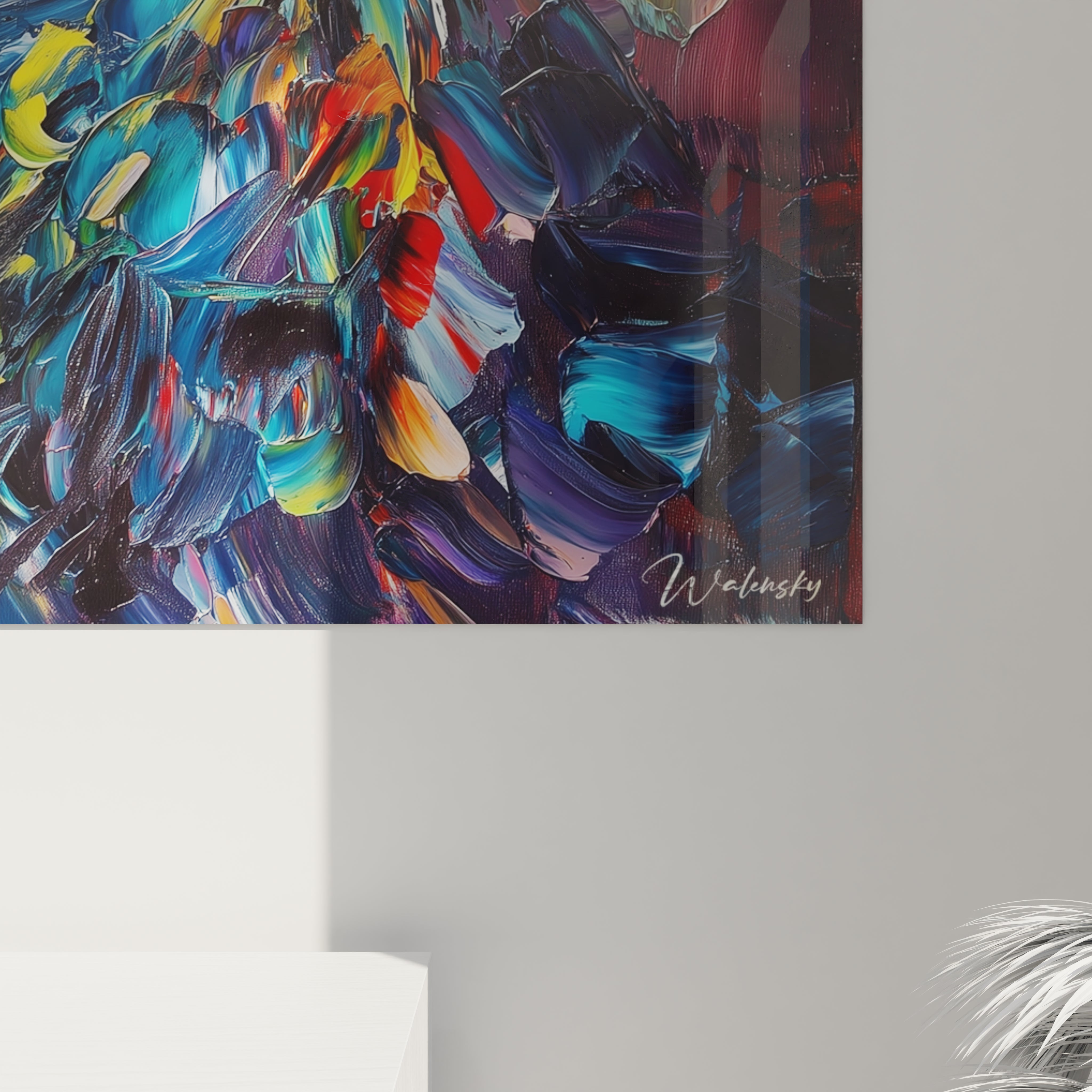 Tableau paon Walensky aux couleurs vives et traits de peinture texturés accrochée sur un mur gris