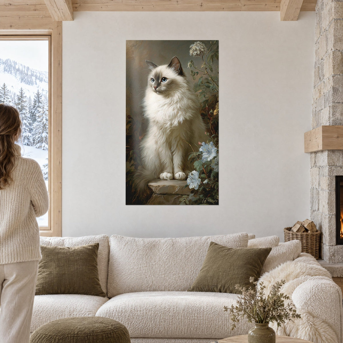 Schilderij Birmaanse kat met blauwe ogen, ivoorkleurige vacht en taupe schaduwen, tussen bloemen, boven een bank in een lichte woonkamer