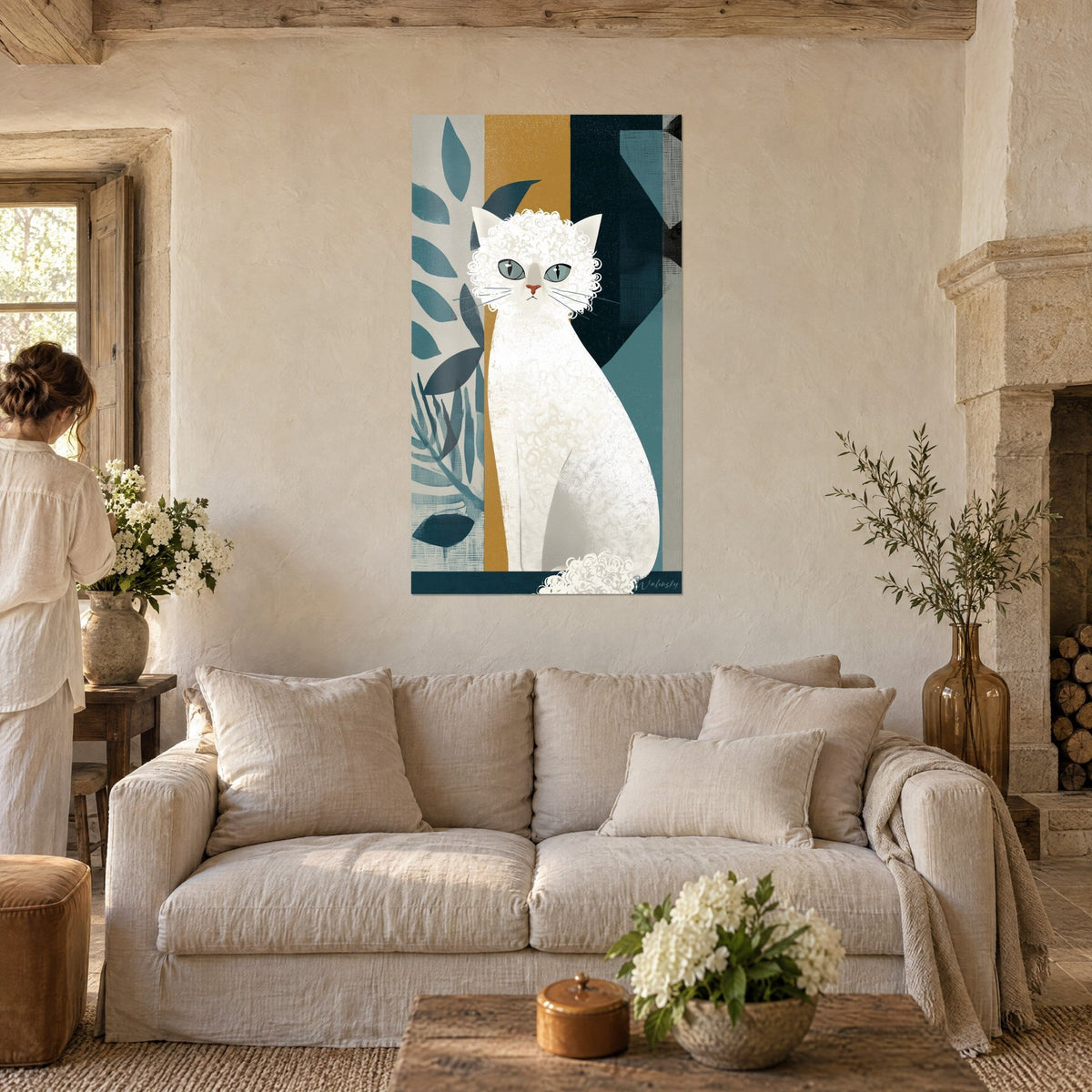 Cuadro gato blanco rizado de ojos gris azulado, fondo ocre y azul petróleo, dos personas de espaldas, sobre un sofá en un salón luminoso