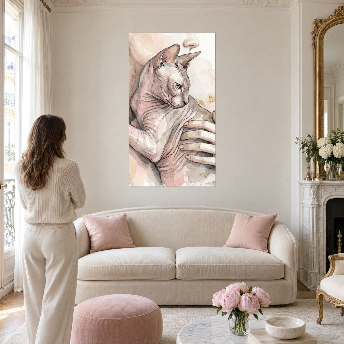 Tableau chat sphynx aquarelle rose poudré et gris perle, serré dans des mains, au-dessus d'un canapé dans un salon lumineux