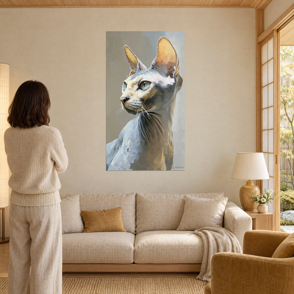Gemälde Sphynx mit bernsteinfarbenen Ohren und meergrünem Blick, beiger Hintergrund, eine Frau von hinten, über einem Sofa in einem hellen Wohnzimmer