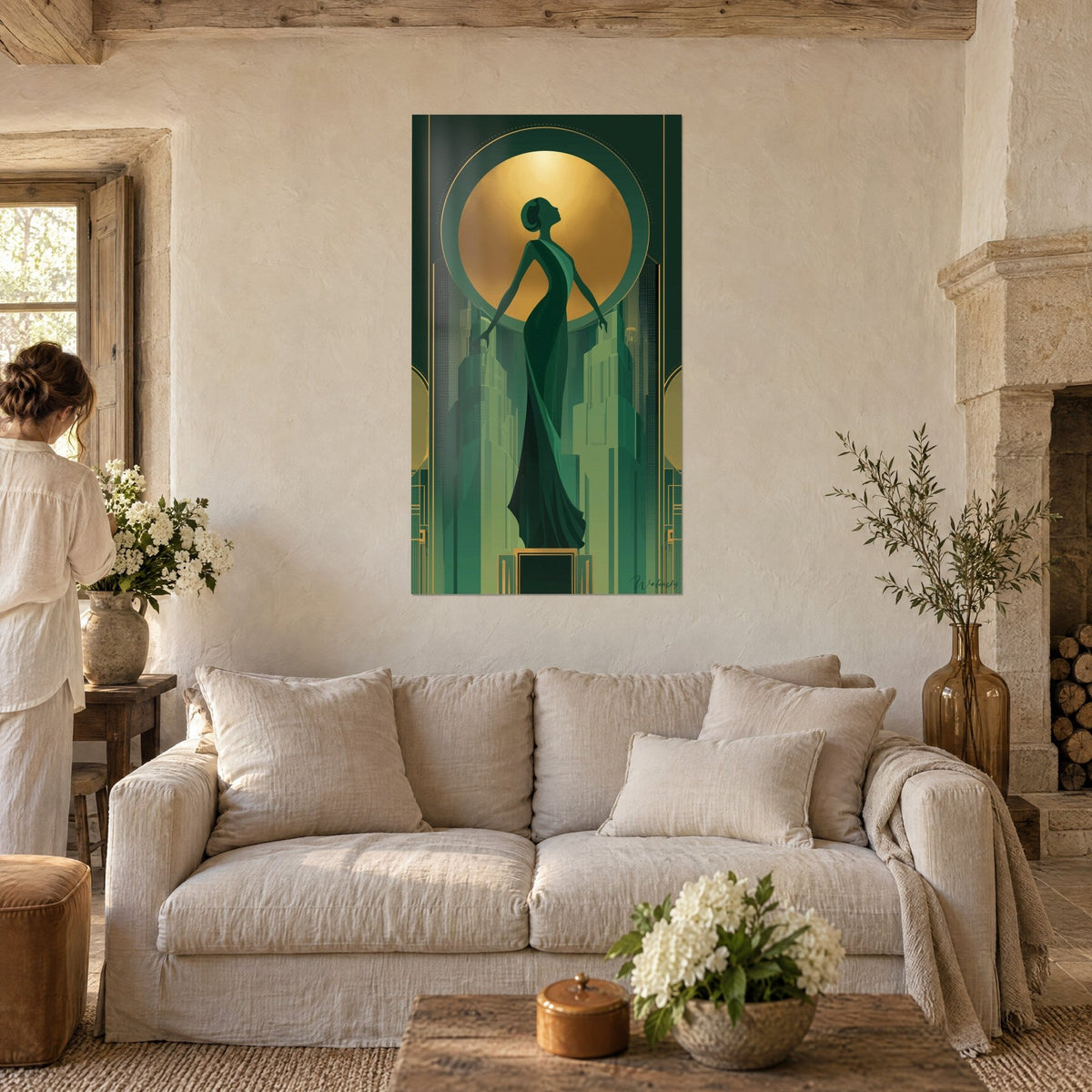 Πίνακας θεά art deco με πράσινο σμαραγδί φόρεμα θήκη μπροστά από έναν χρυσό δίσκο, πάνω από έναν καναπέ σε ένα φωτεινό σαλόνι